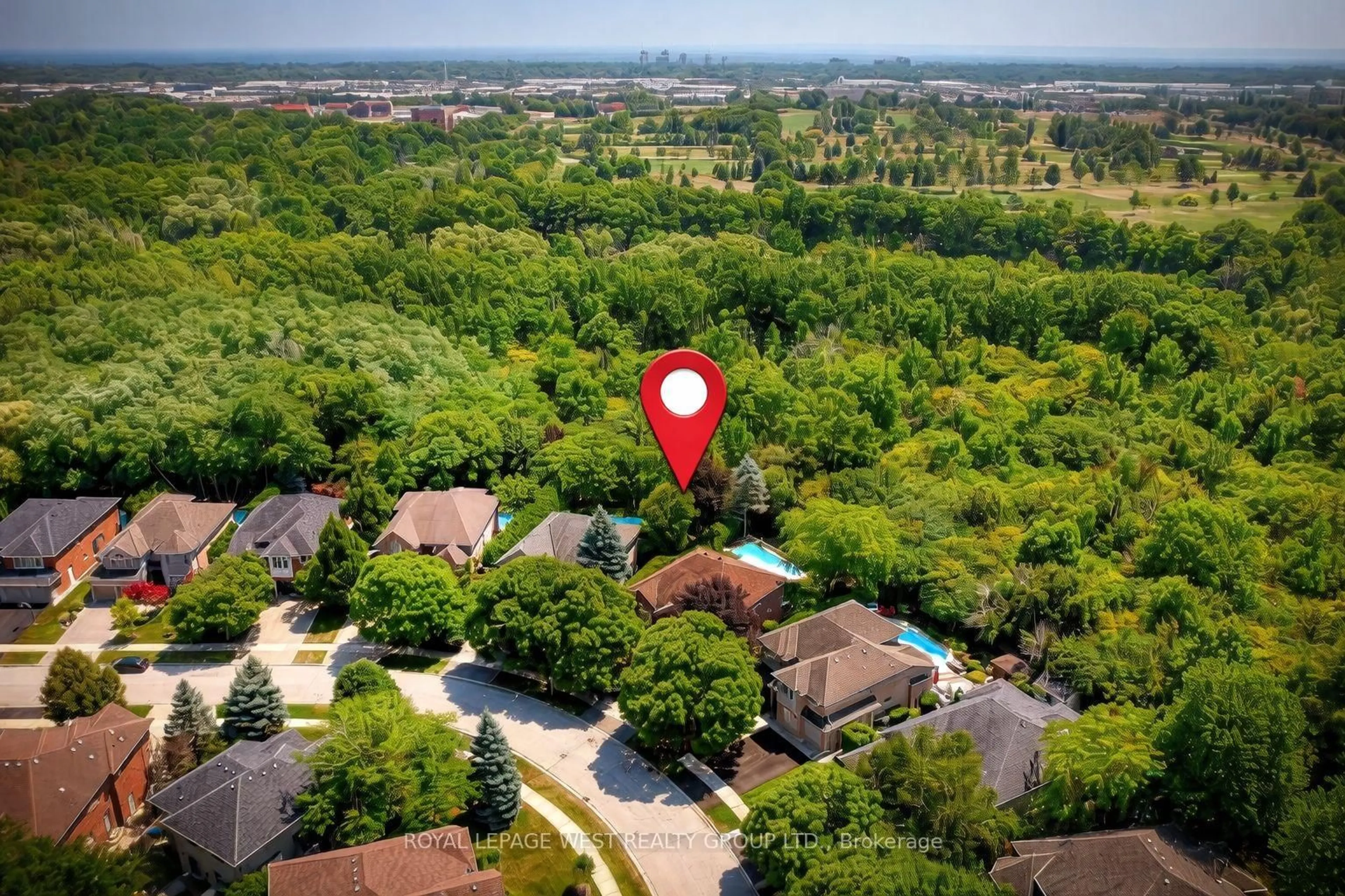 A pic from outside/outdoor area/front of a property/back of a property/a pic from drone, forest/trees view for 2293 Carpenters Circ, Oakville Ontario L6M 3C6