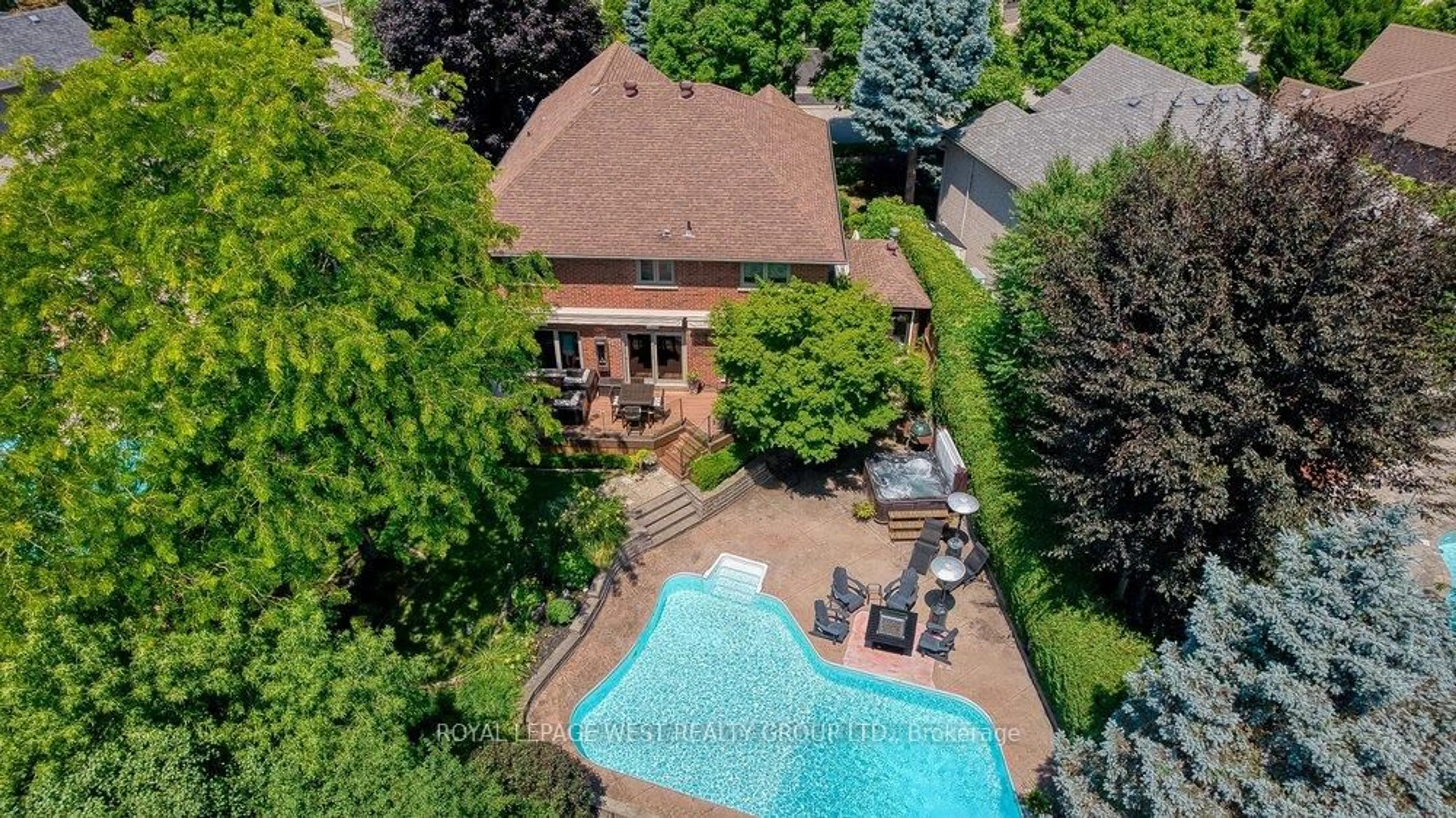 A pic from outside/outdoor area/front of a property/back of a property/a pic from drone, street for 2293 Carpenters Circ, Oakville Ontario L6M 3C6