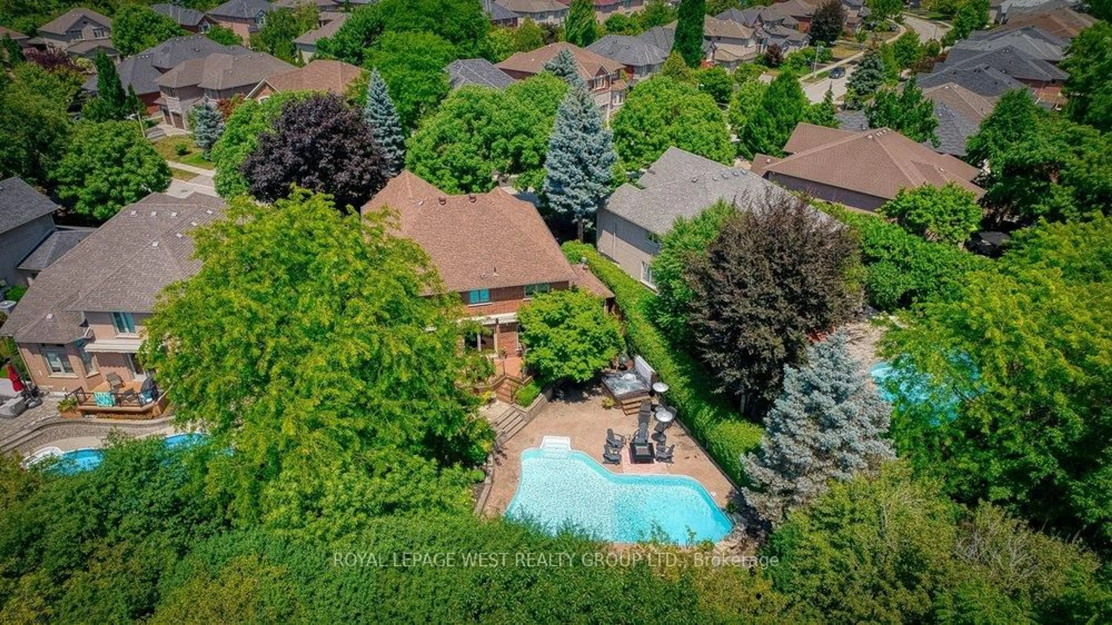 A pic from outside/outdoor area/front of a property/back of a property/a pic from drone, unknown for 2293 Carpenters Circ, Oakville Ontario L6M 3C6