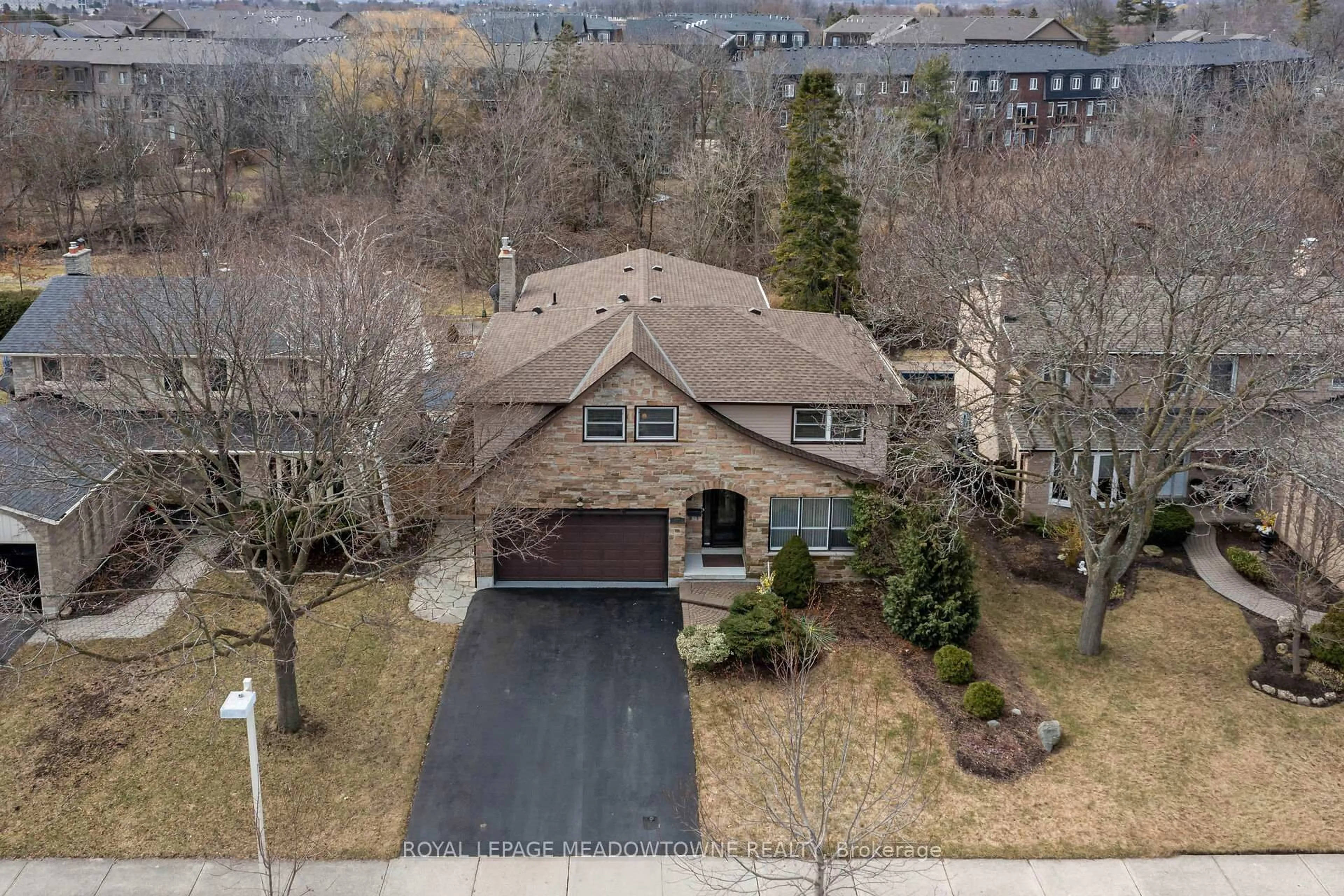 A pic from outside/outdoor area/front of a property/back of a property/a pic from drone, street for 431 Gowland Cres, Milton Ontario L9T 4B9