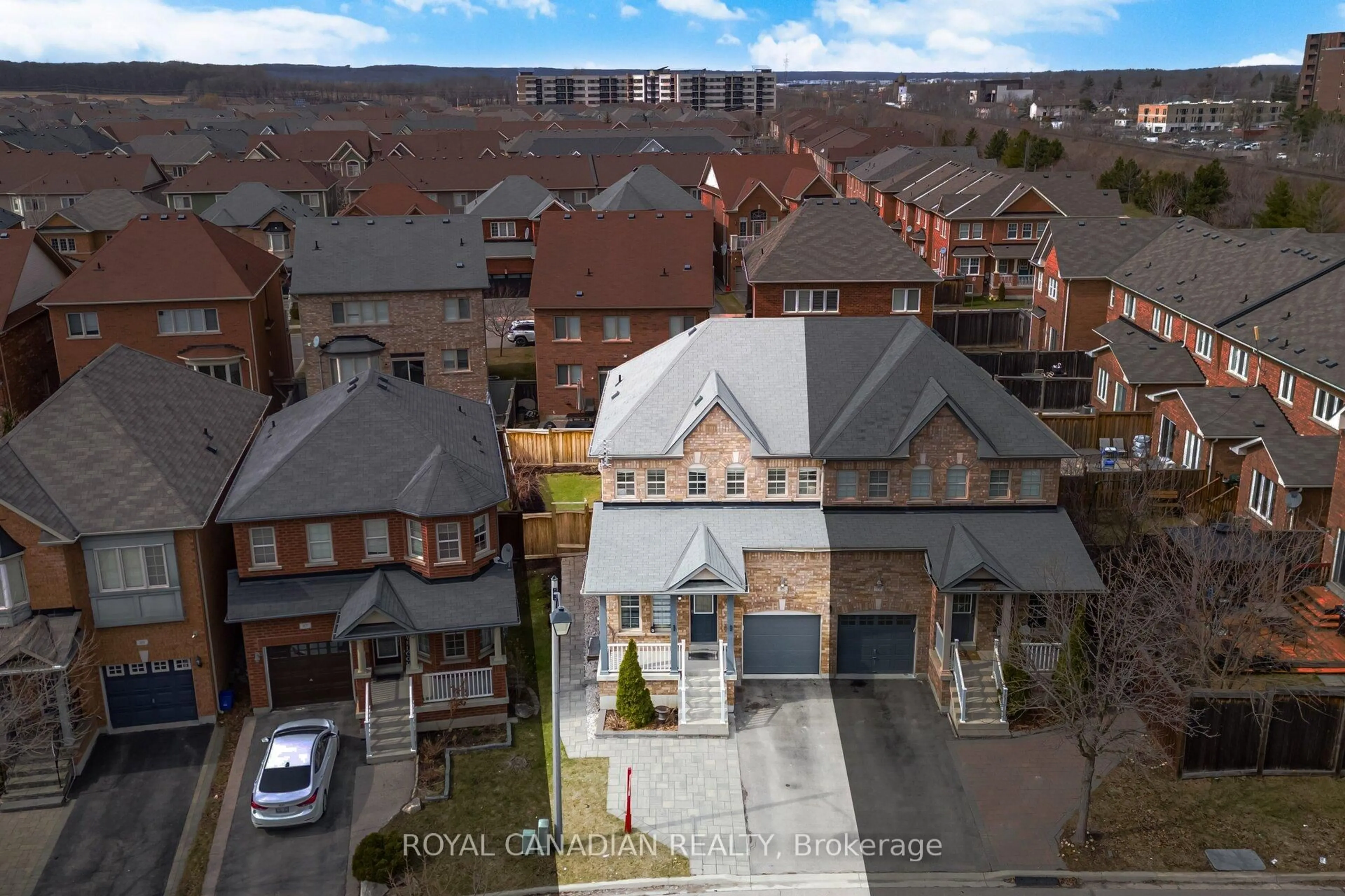 A pic from outside/outdoor area/front of a property/back of a property/a pic from drone, city buildings view from balcony for 83 Mander Pl, Milton Ontario L9T 7A8