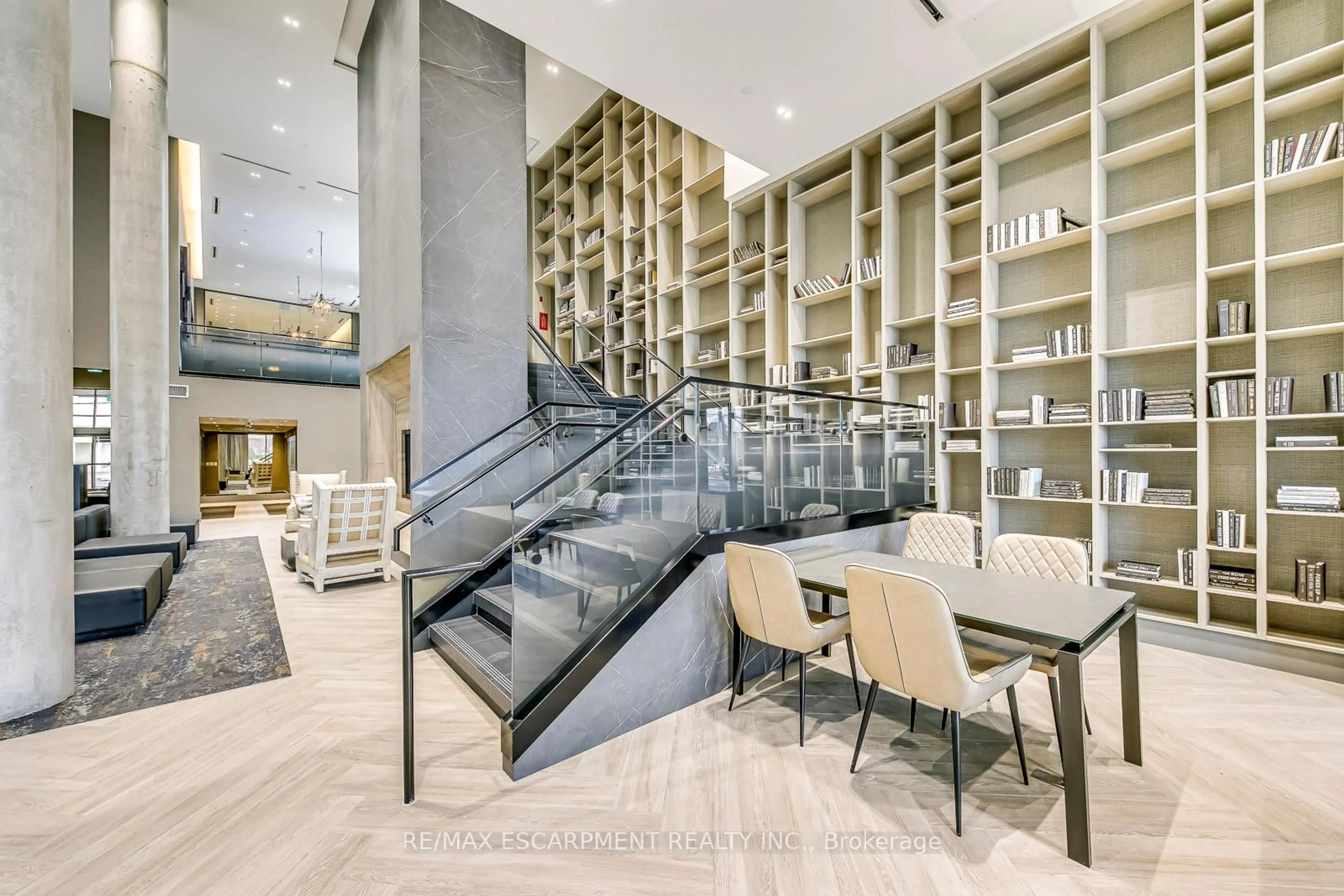 Indoor foyer for 2450 Old Bronte Rd #112, Oakville Ontario L6M 5P6