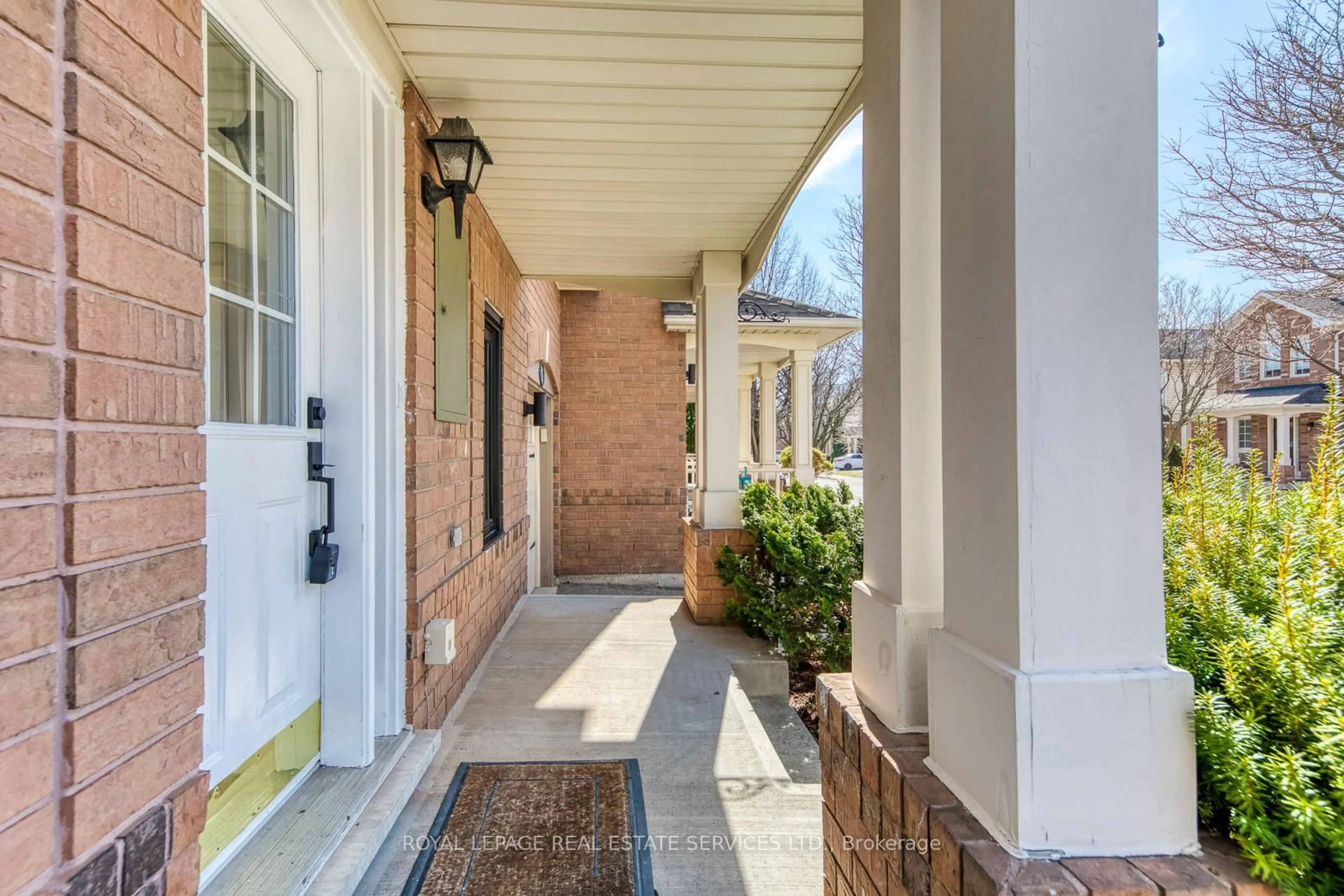Indoor entryway for 2066 Broadleaf Cres, Burlington Ontario L7L 6S4