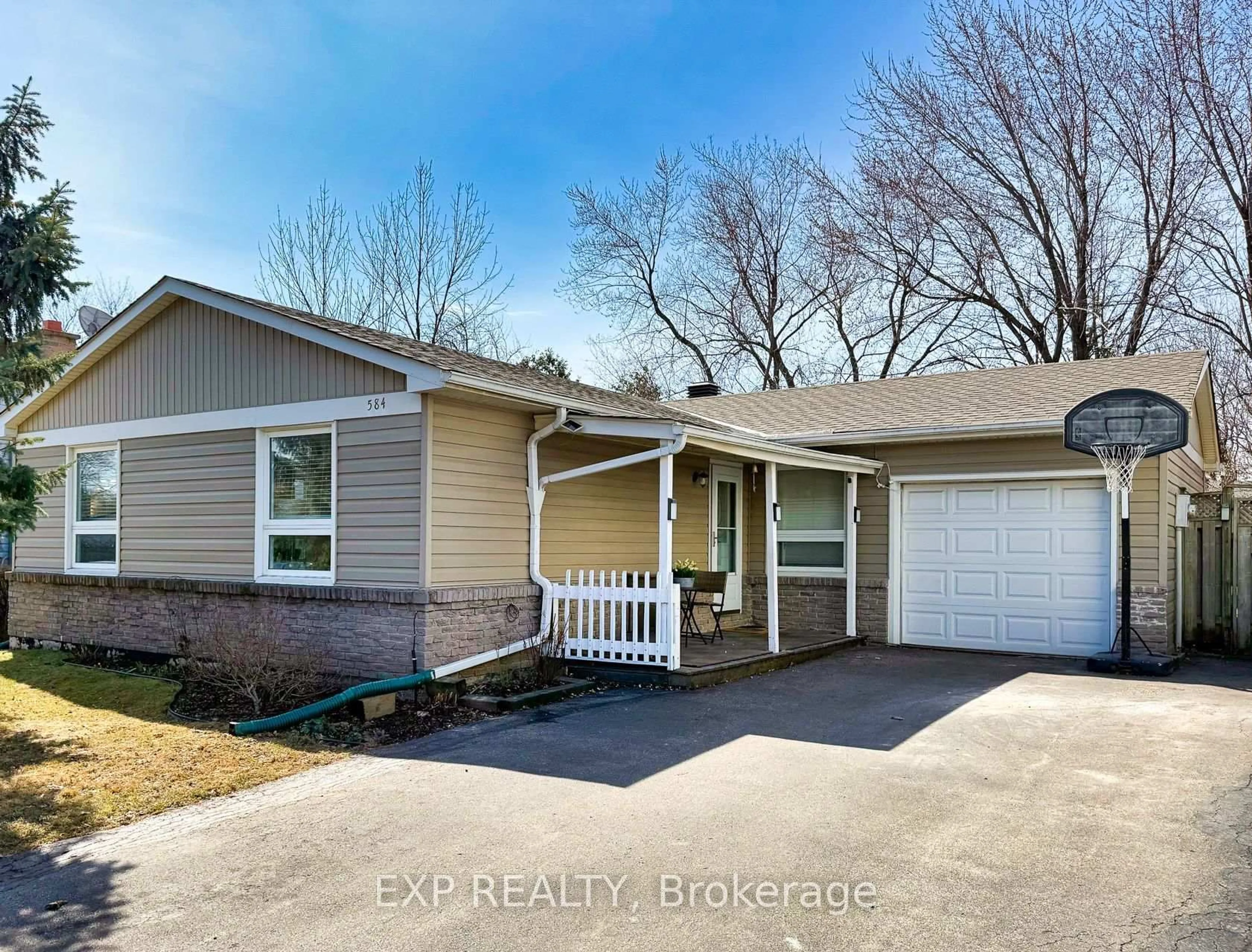 A pic from outside/outdoor area/front of a property/back of a property/a pic from drone, street for 584 Elliott Cres, Milton Ontario L9T 3G4