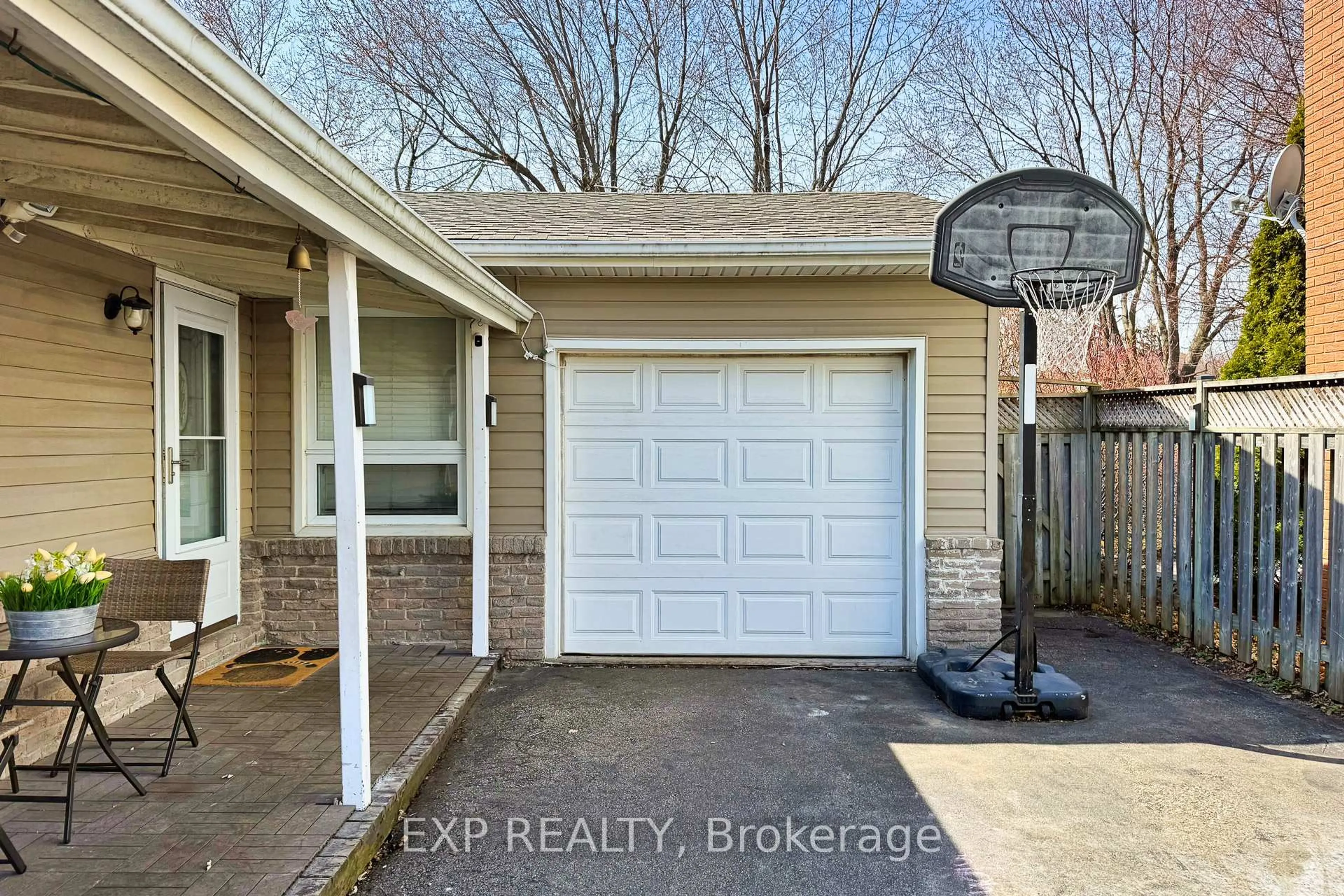 Unknown for 584 Elliott Cres, Milton Ontario L9T 3G4