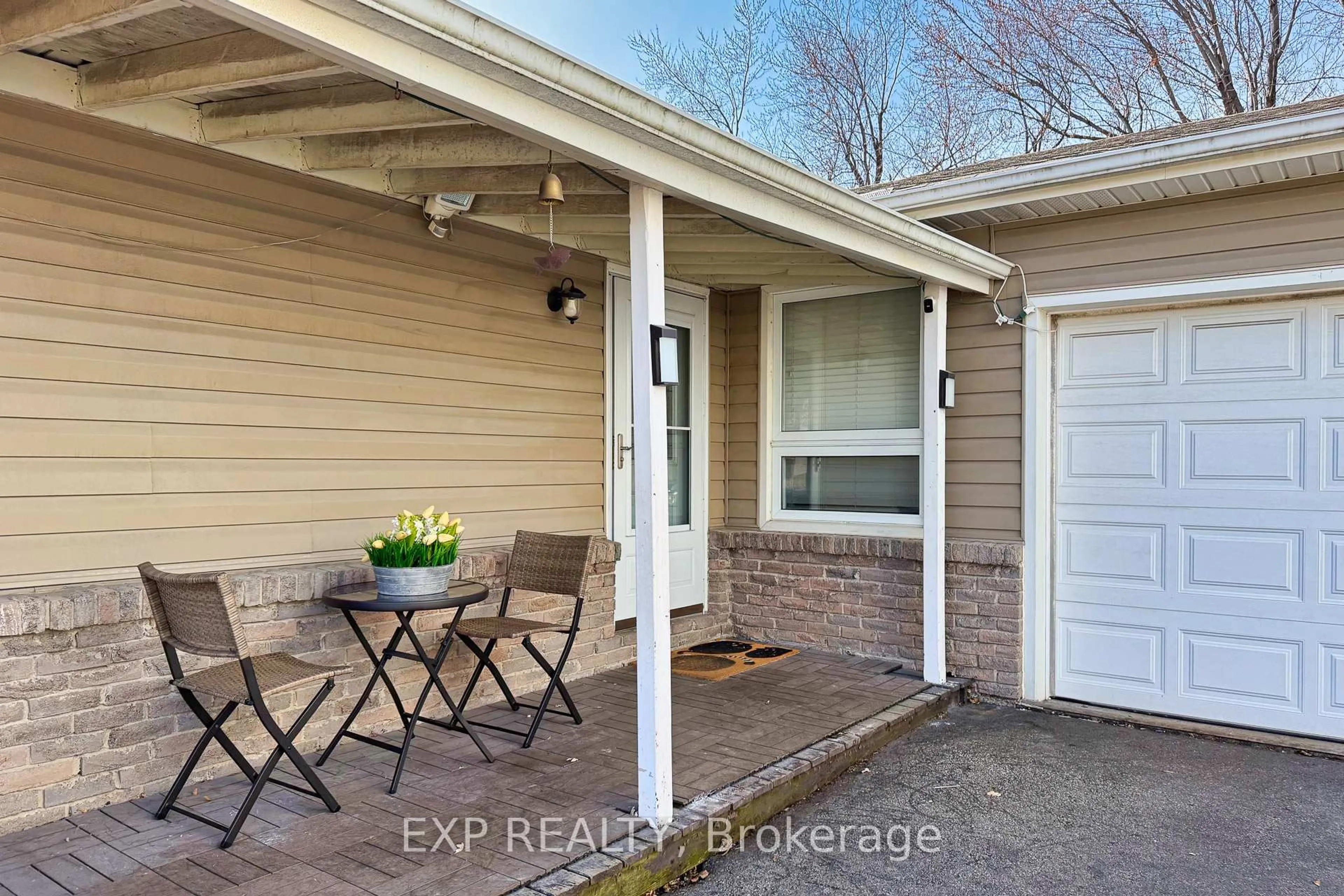 Patio, water/lake/river/ocean view for 584 Elliott Cres, Milton Ontario L9T 3G4