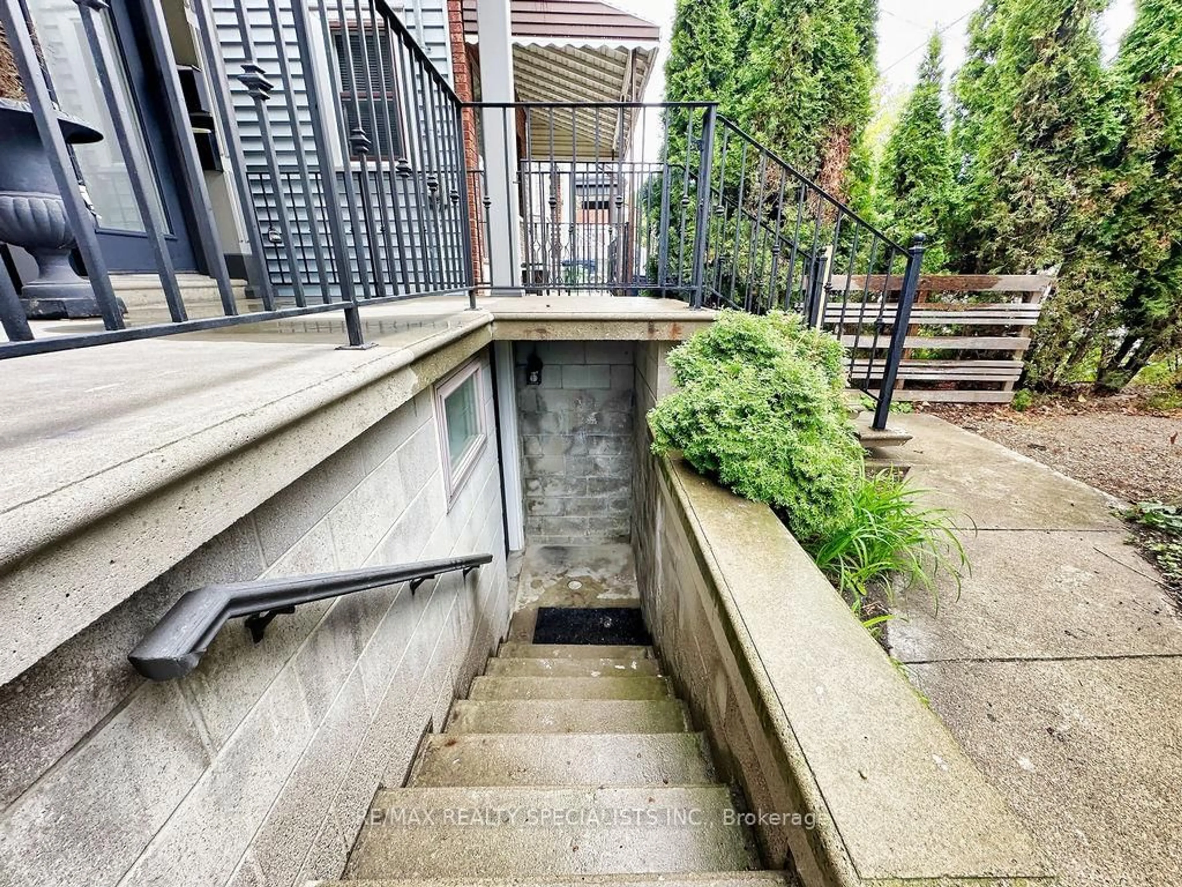 Unknown for 252 Earlscourt Ave, Toronto Ontario M6E 4B6