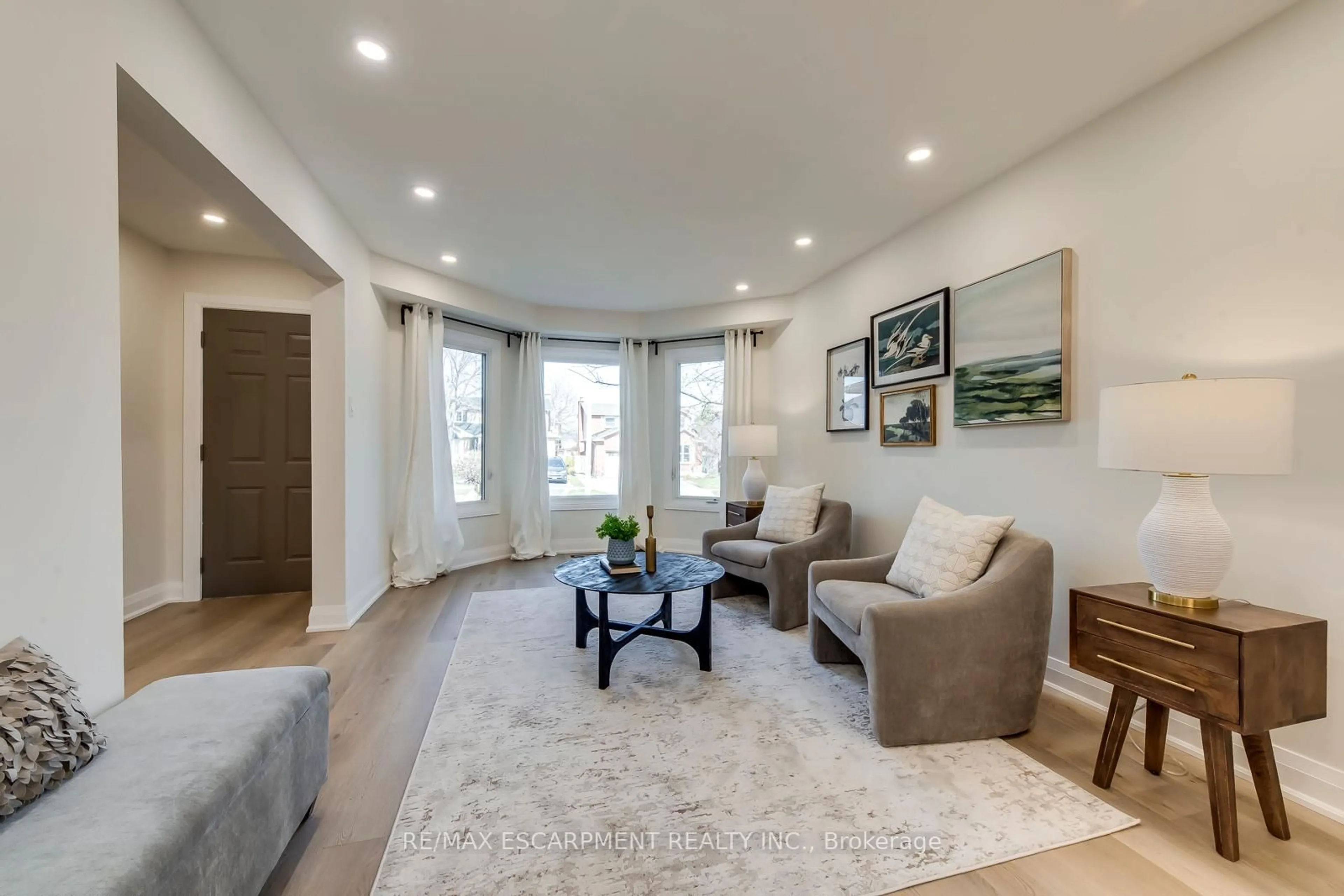 Living room with furniture, unknown for 3184 Renton Rd, Burlington Ontario L7M 2W8