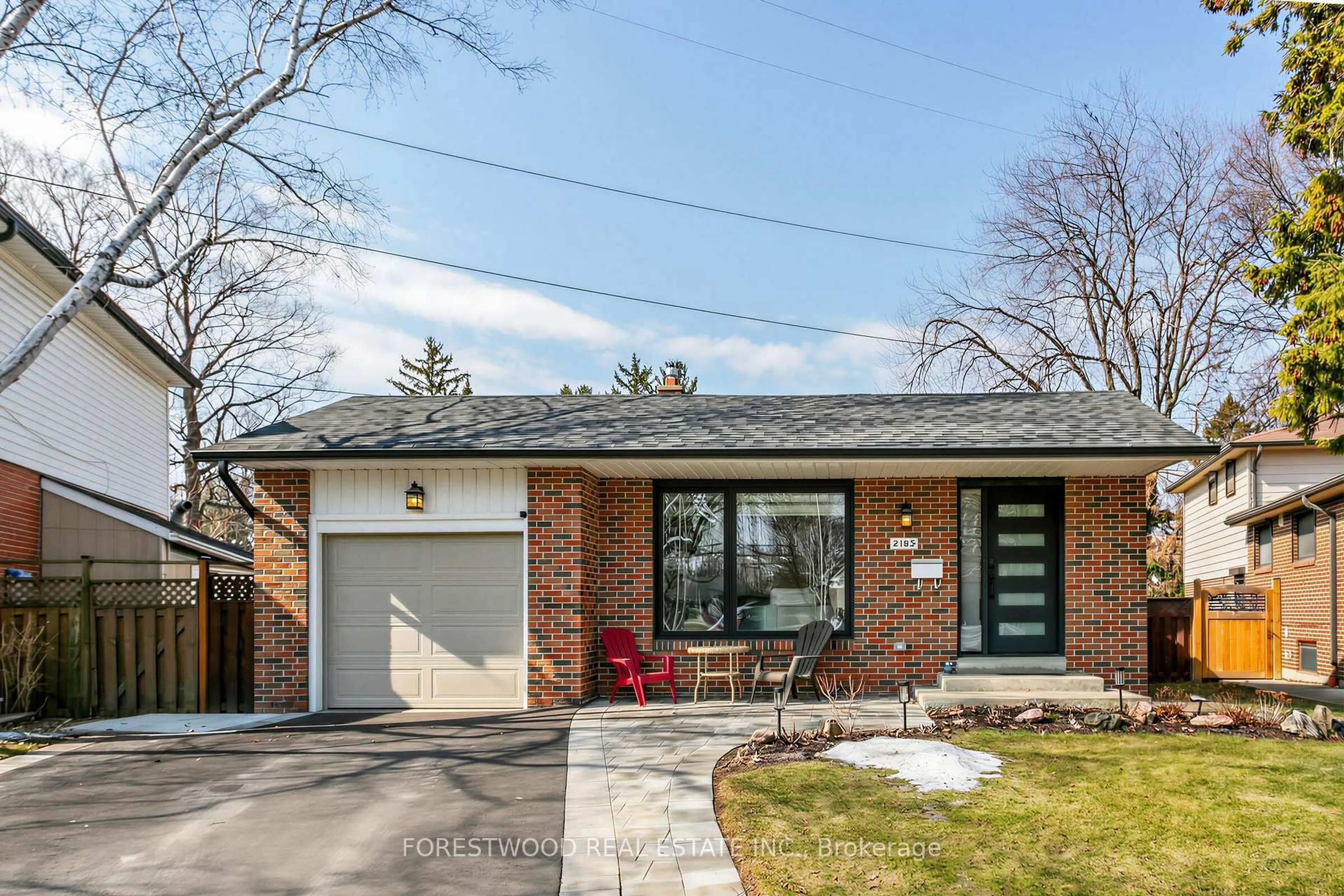 Home with brick exterior material, street for 2185 Wyton Crt, Mississauga Ontario L4Y 1X3