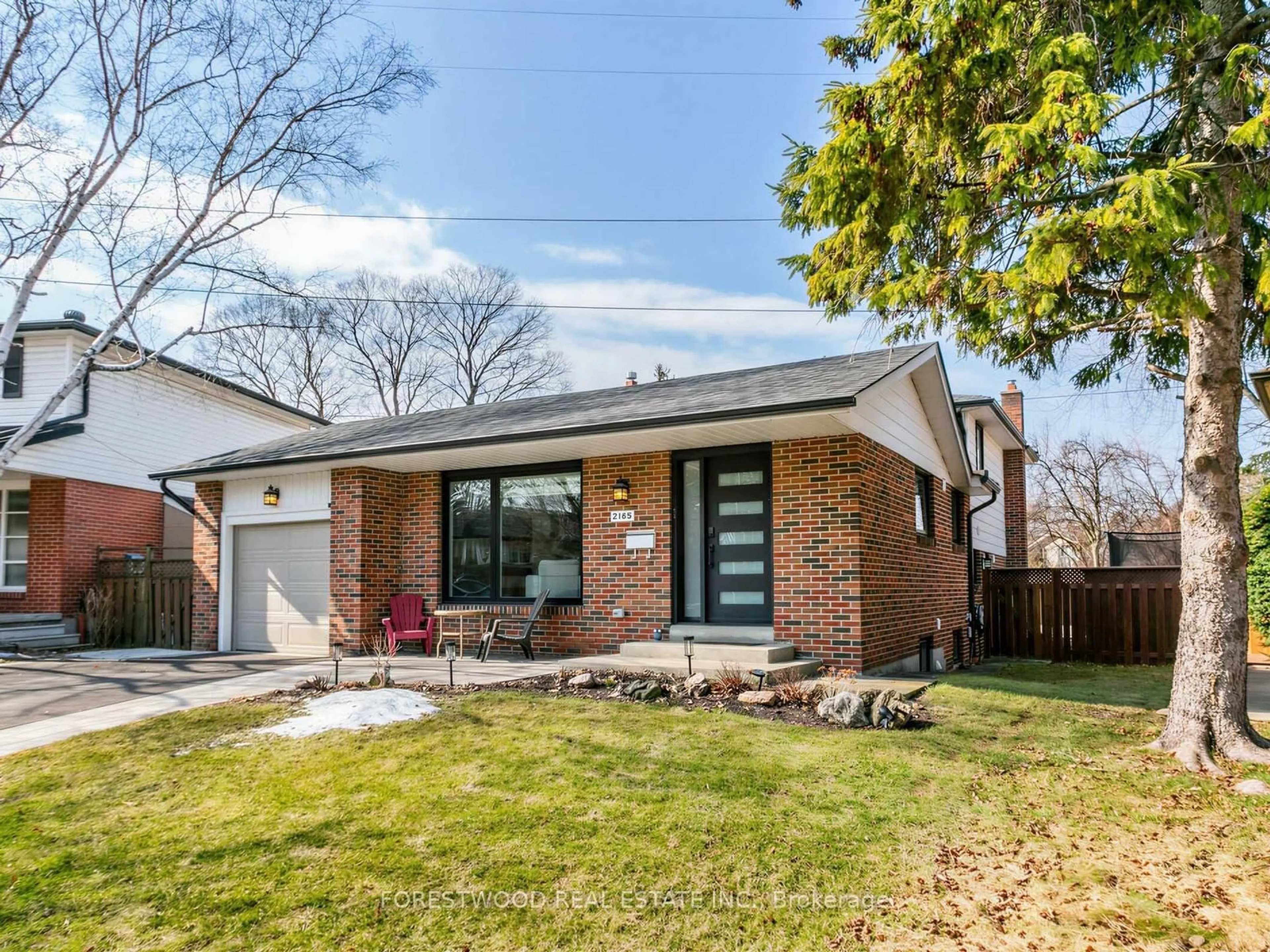 Home with brick exterior material, street for 2185 Wyton Crt, Mississauga Ontario L4Y 1X3