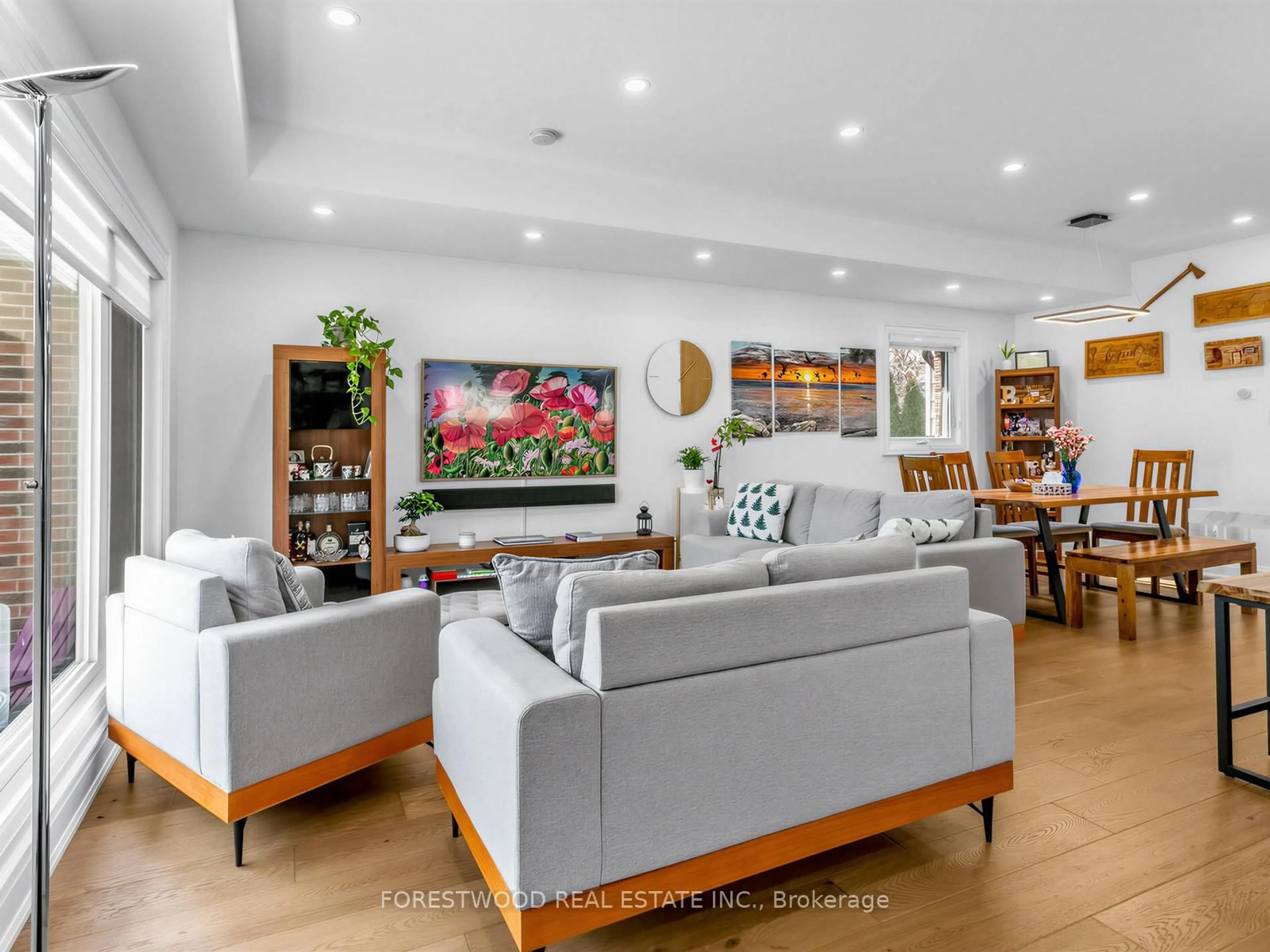 Living room with furniture, wood/laminate floor for 2185 Wyton Crt, Mississauga Ontario L4Y 1X3