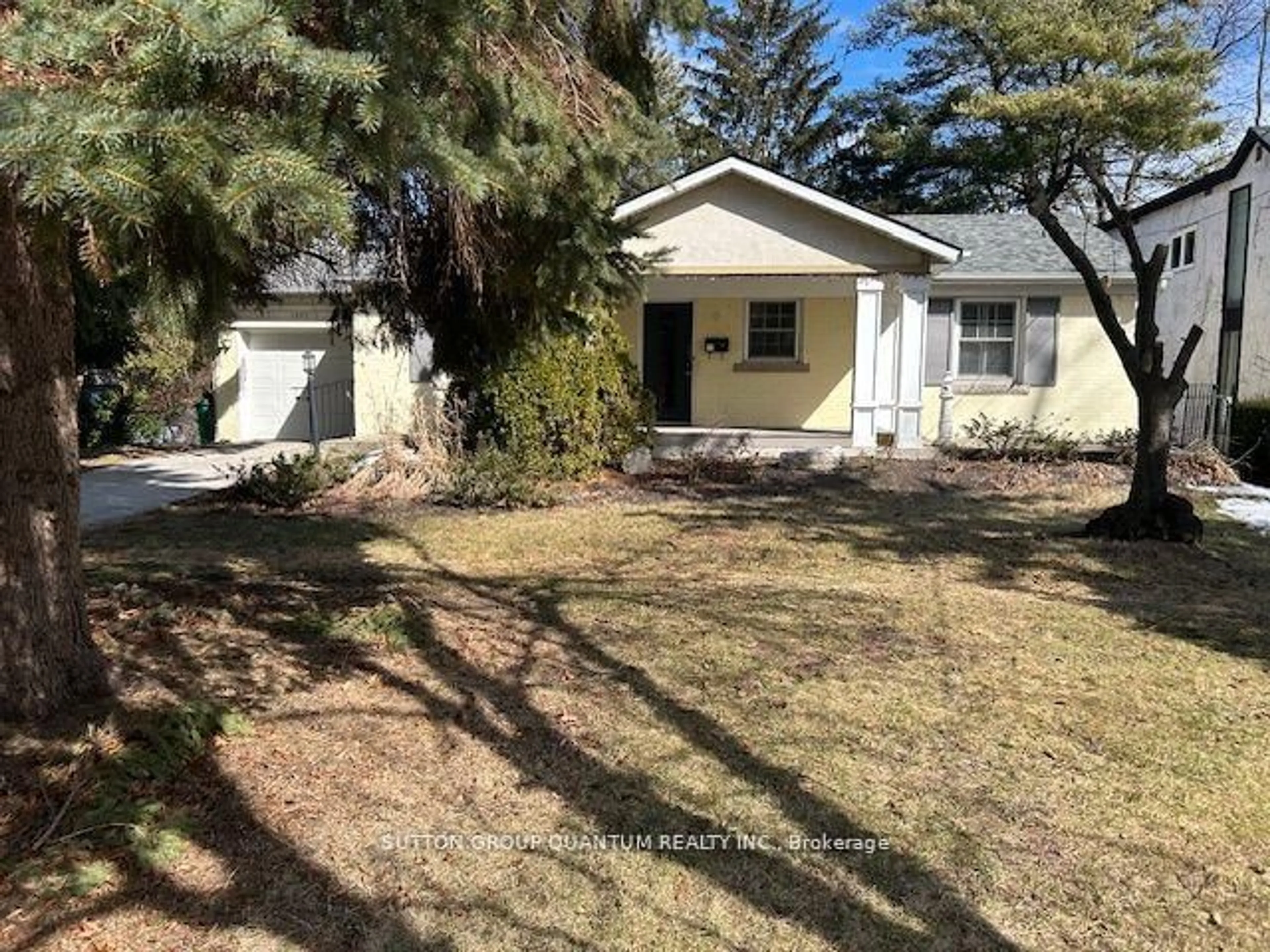 A pic from outside/outdoor area/front of a property/back of a property/a pic from drone, street for 1273 Clarkson Rd, Mississauga Ontario L5J 2W4