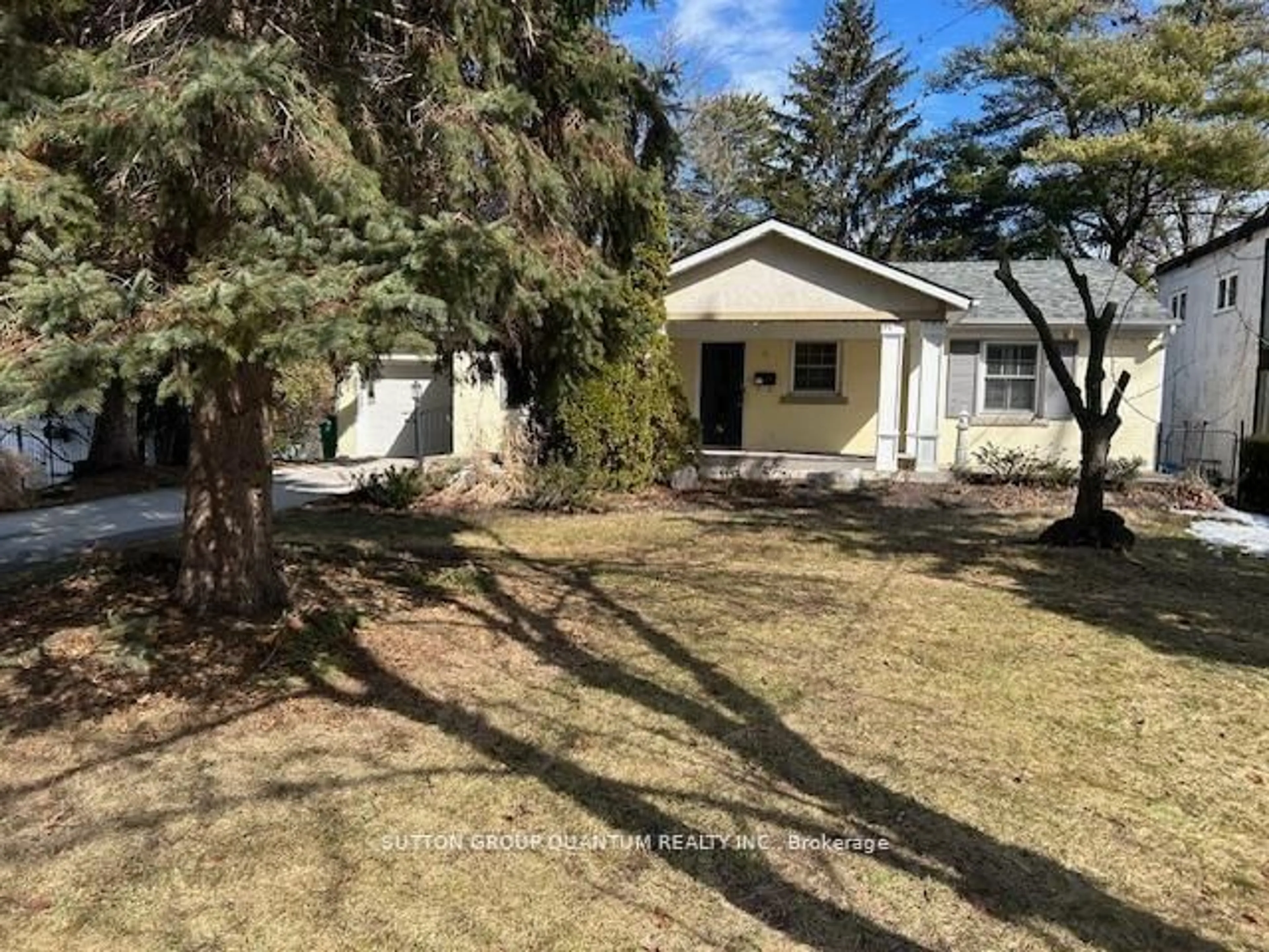 A pic from outside/outdoor area/front of a property/back of a property/a pic from drone, street for 1273 Clarkson Rd, Mississauga Ontario L5J 2W4