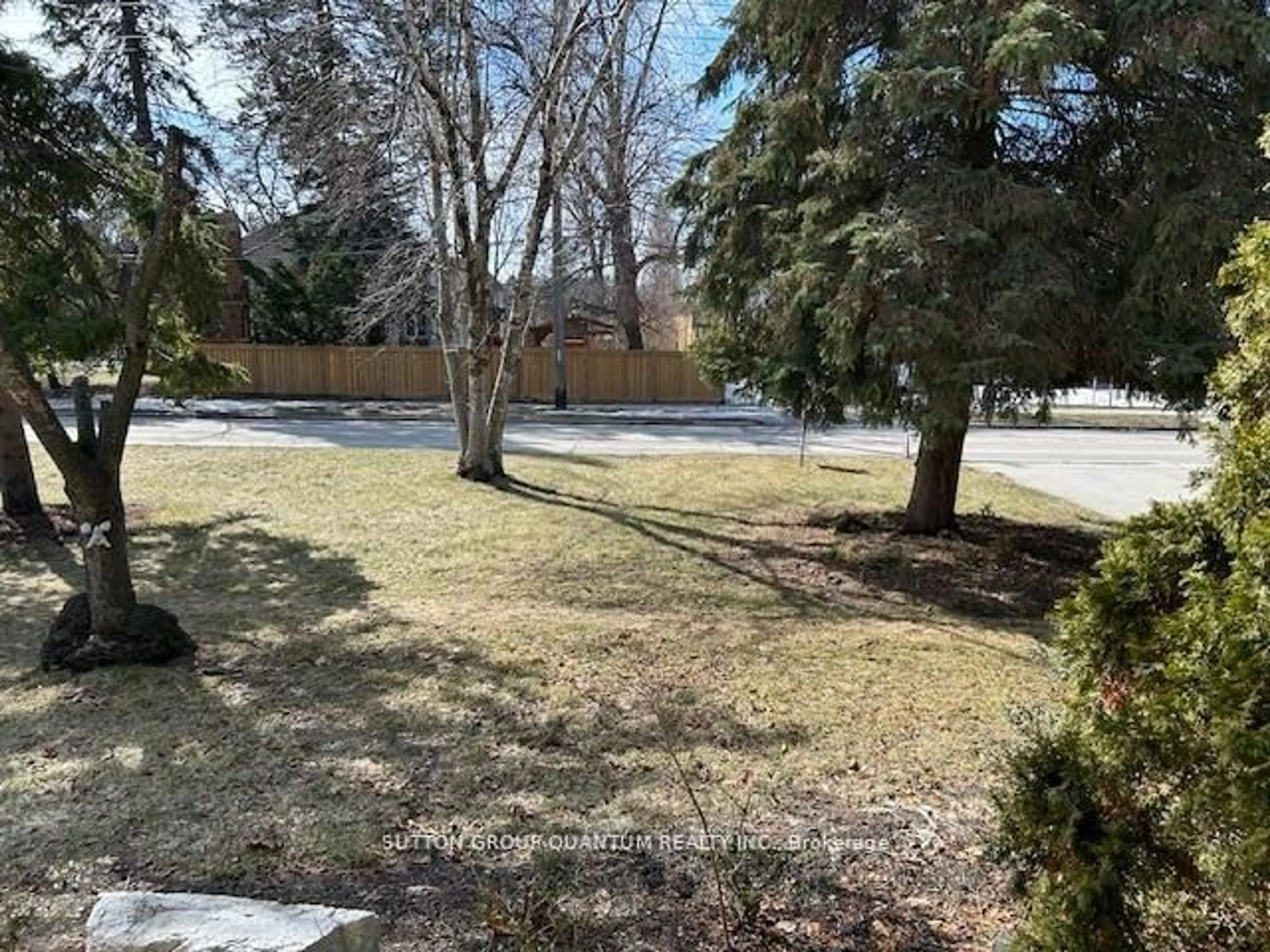 A pic from outside/outdoor area/front of a property/back of a property/a pic from drone, unknown for 1273 Clarkson Rd, Mississauga Ontario L5J 2W4