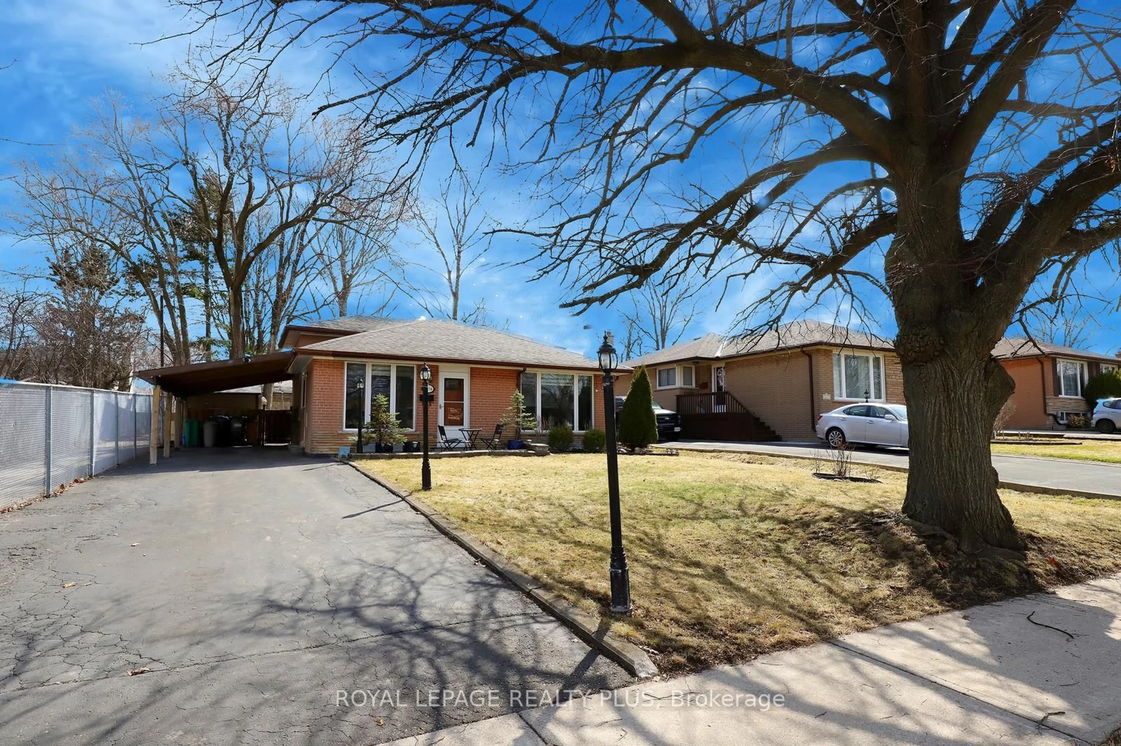 Home with brick exterior material, street for 2694 Truscott Dr, Mississauga Ontario L5J 2B7