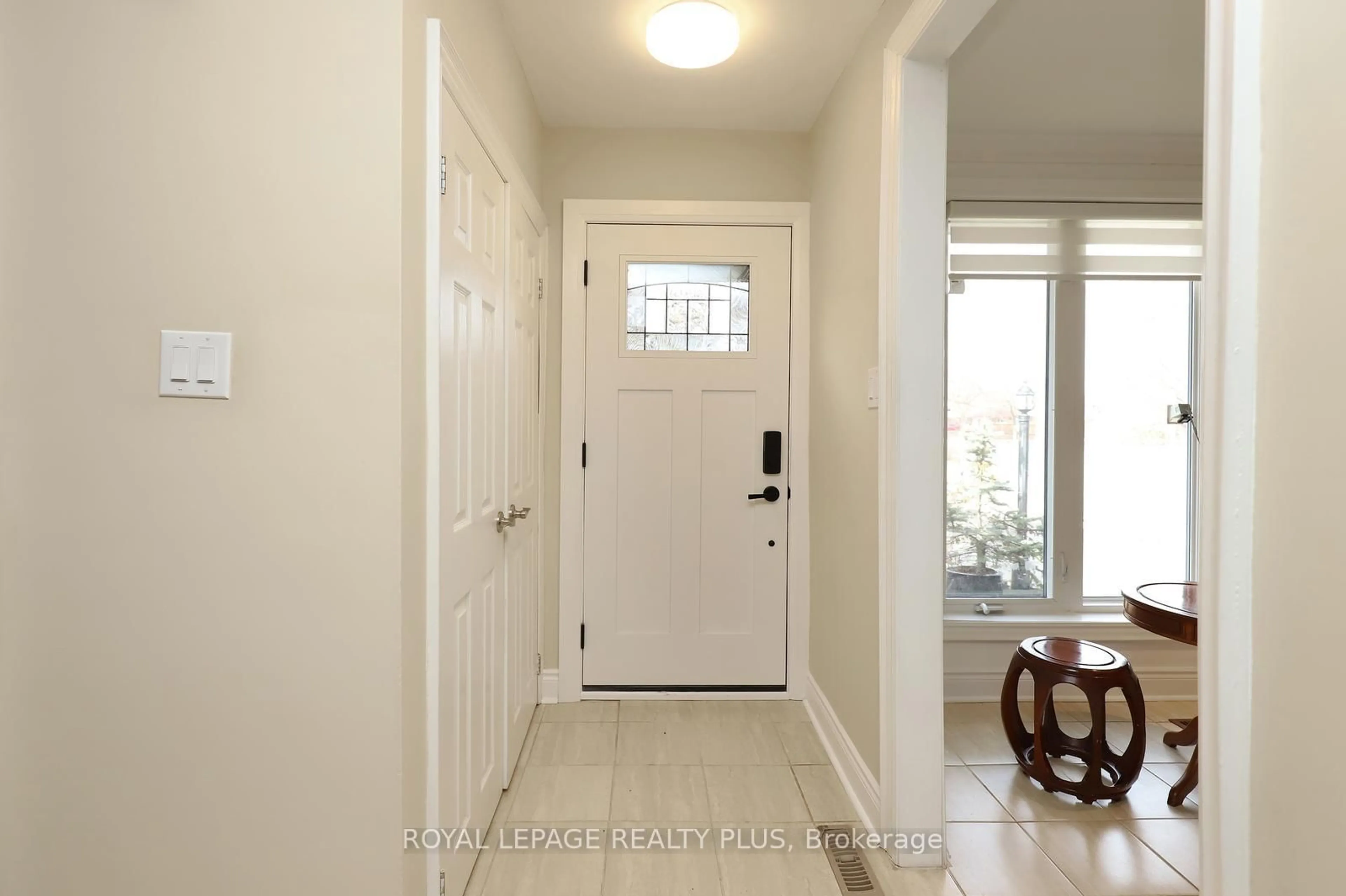 Indoor entryway for 2694 Truscott Dr, Mississauga Ontario L5J 2B7