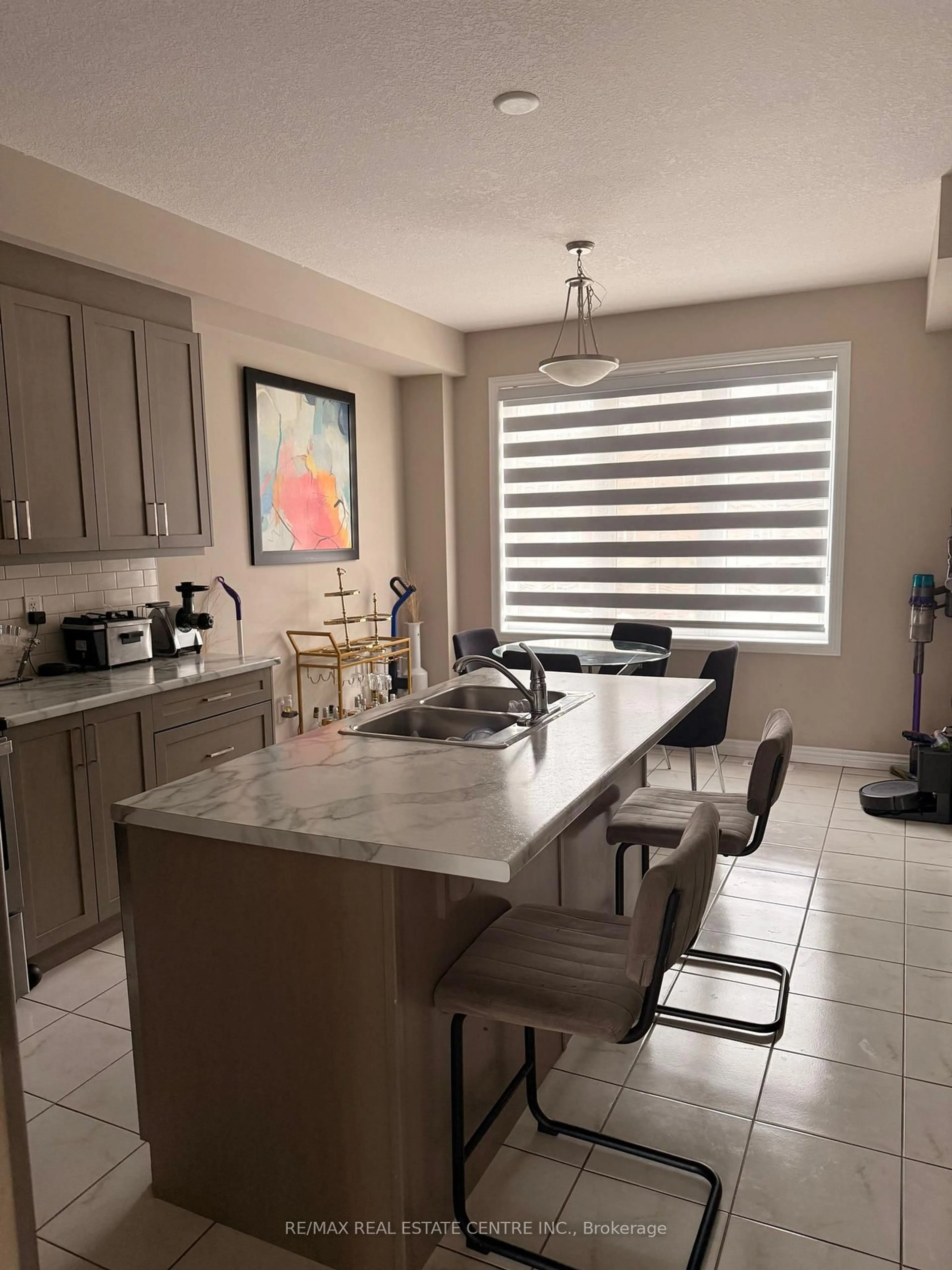 Open concept kitchen, ceramic/tile floor for 445 Ontario St #17, Milton Ontario L9T 9K2