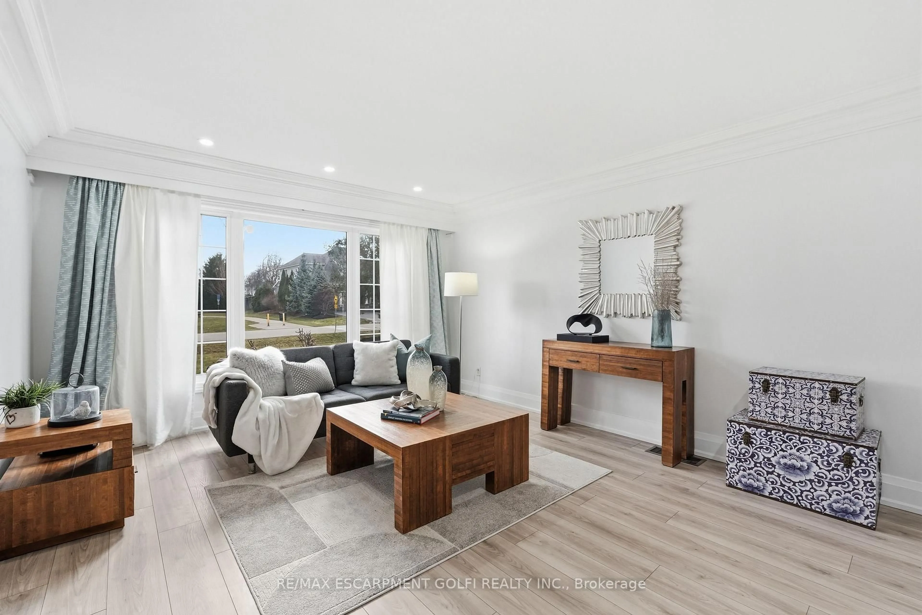 Living room with furniture, wood/laminate floor for 951 Gorton Ave, Burlington Ontario L7T 1S6