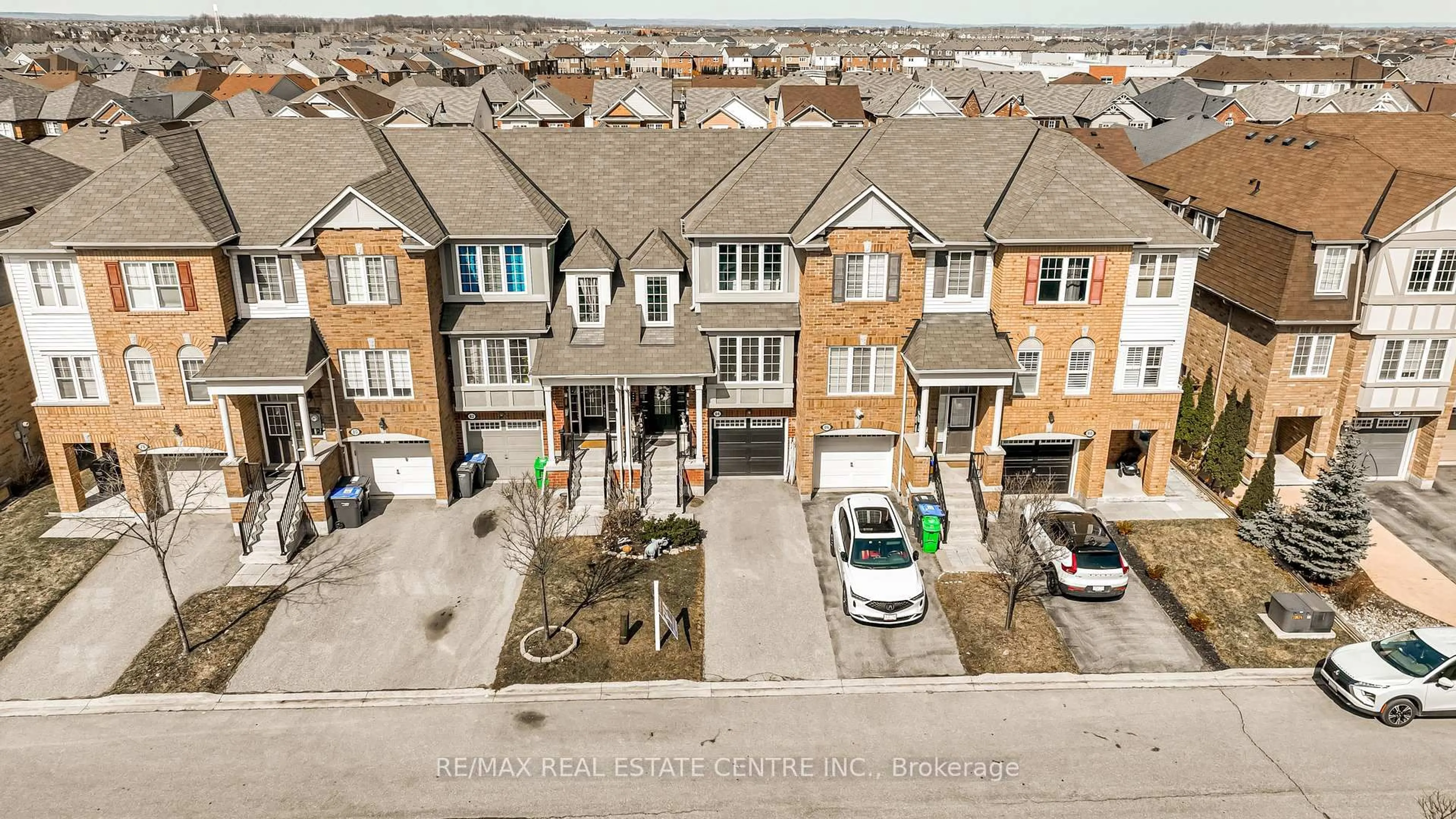 A pic from outside/outdoor area/front of a property/back of a property/a pic from drone, street for 84 Vanhorne Clse, Brampton Ontario L7A 0X9