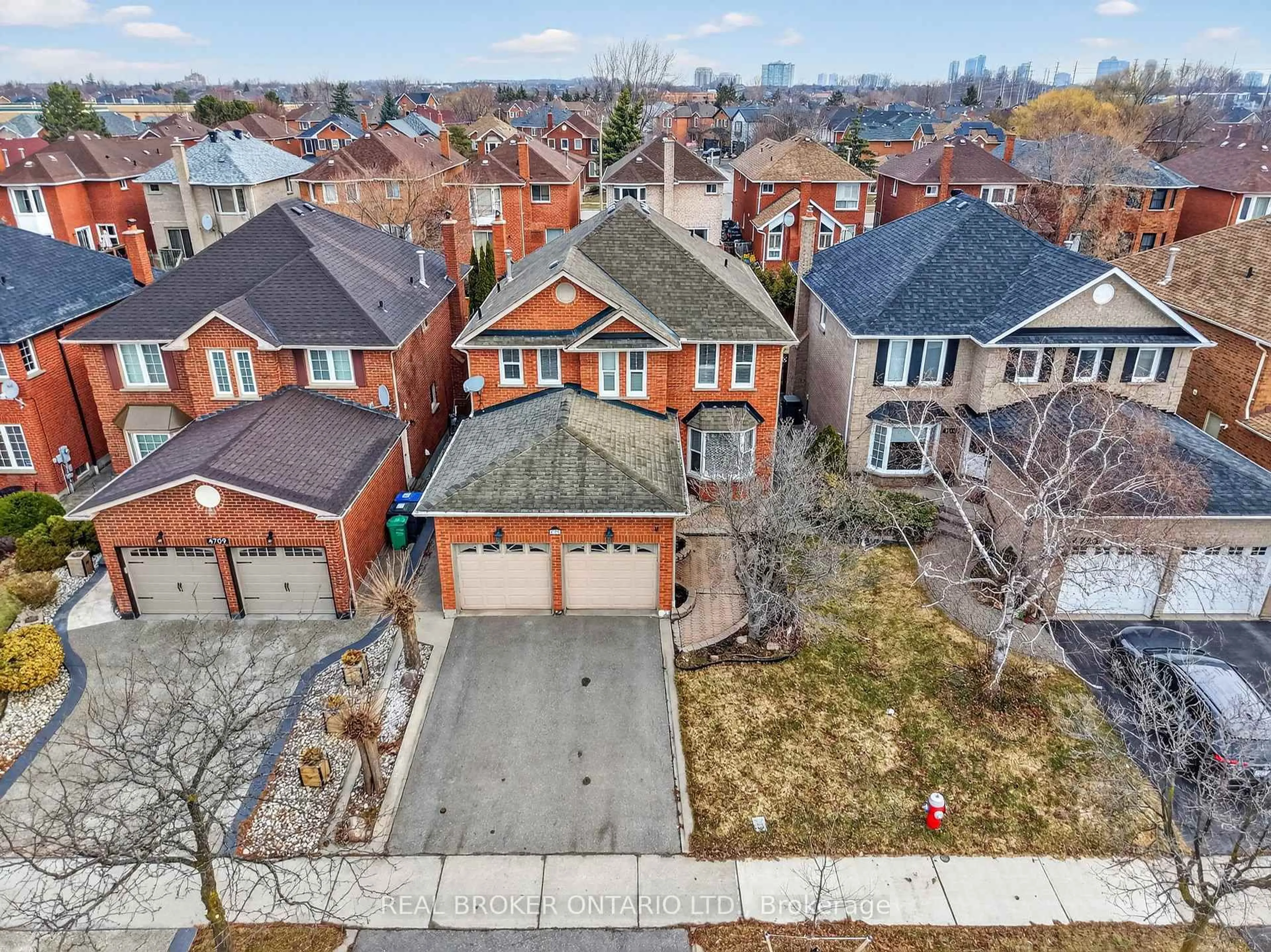 A pic from outside/outdoor area/front of a property/back of a property/a pic from drone, street for 4705 Rathkeale Rd, Mississauga Ontario L5V 1J8
