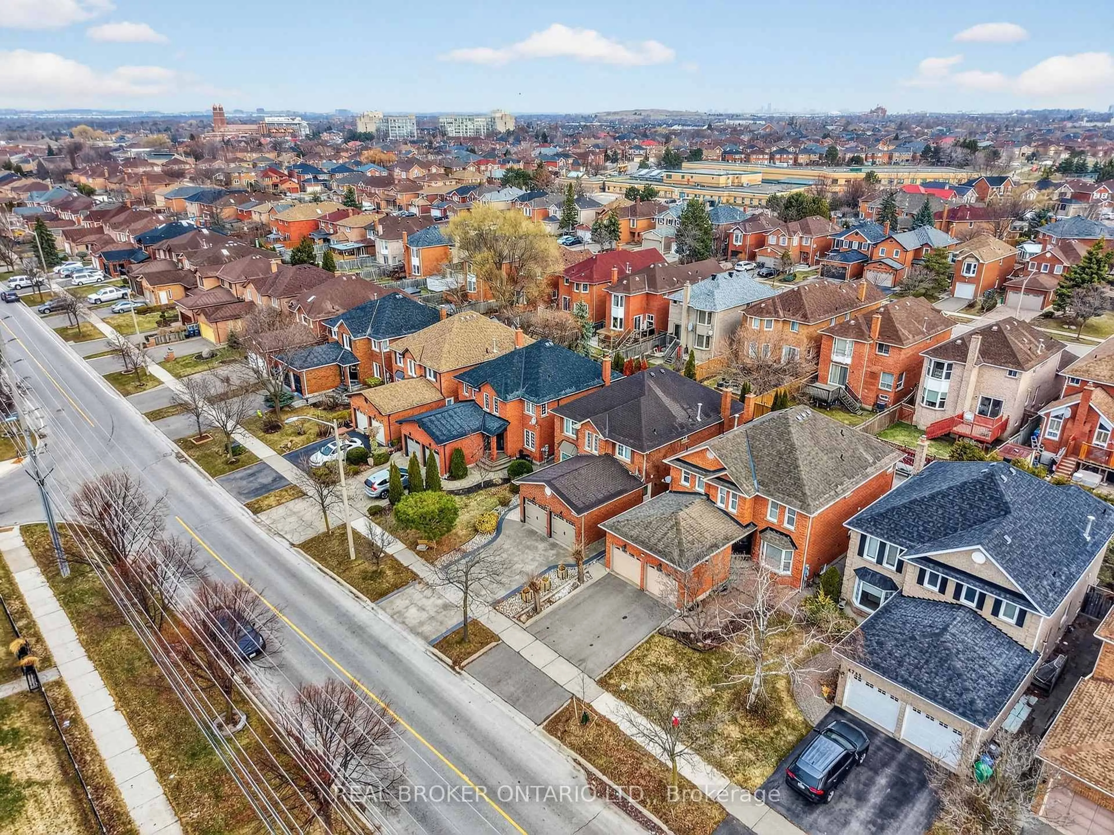 A pic from outside/outdoor area/front of a property/back of a property/a pic from drone, street for 4705 Rathkeale Rd, Mississauga Ontario L5V 1J8
