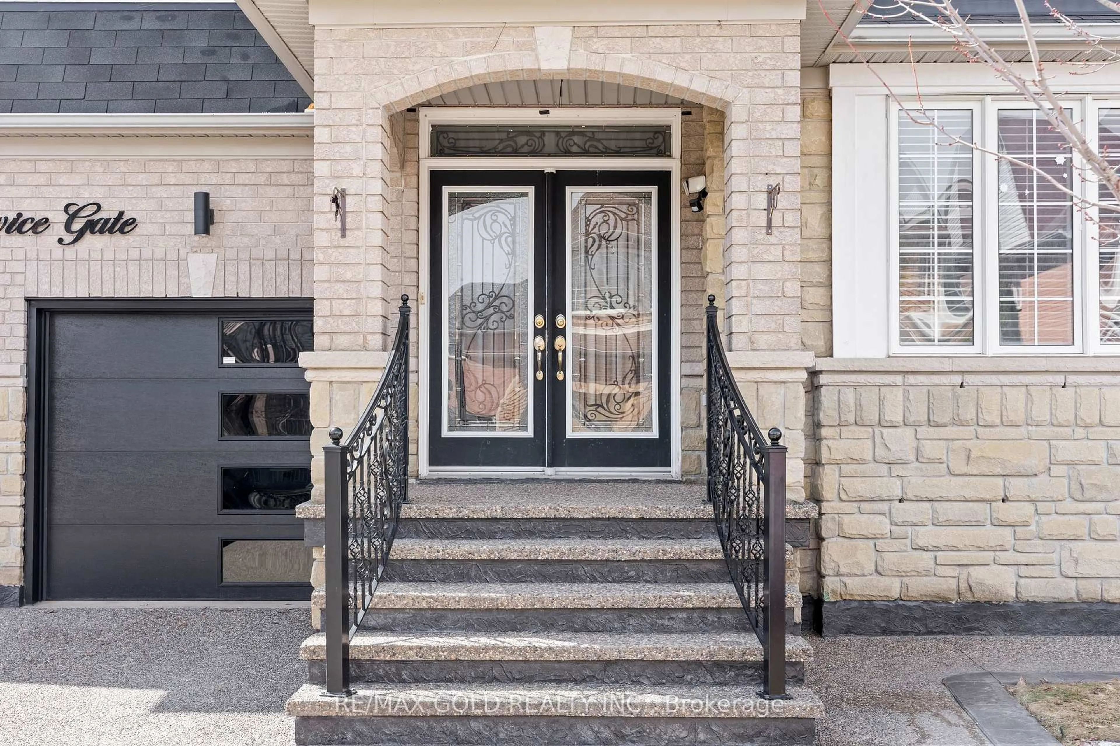 Indoor entryway for 14 Crevice Gate, Brampton Ontario L6R 2X5