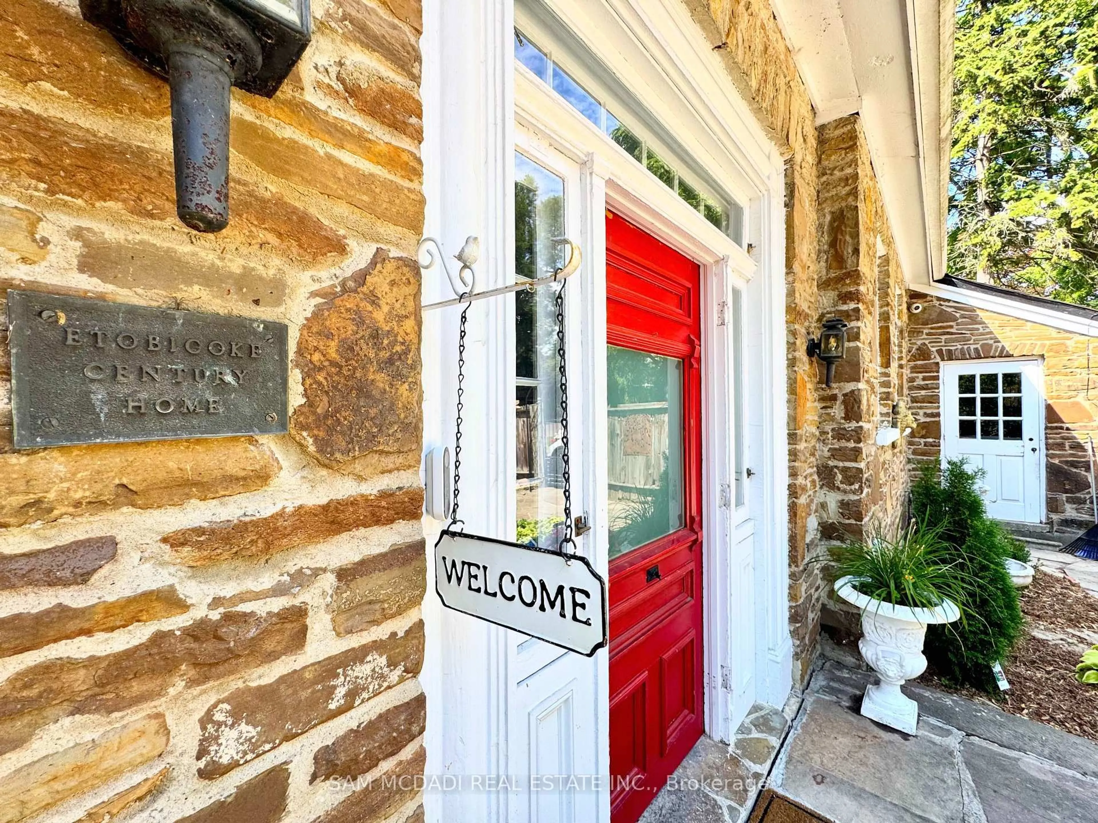 Indoor entryway for 85 Yorkleigh Ave, Toronto Ontario M9P 1Y3