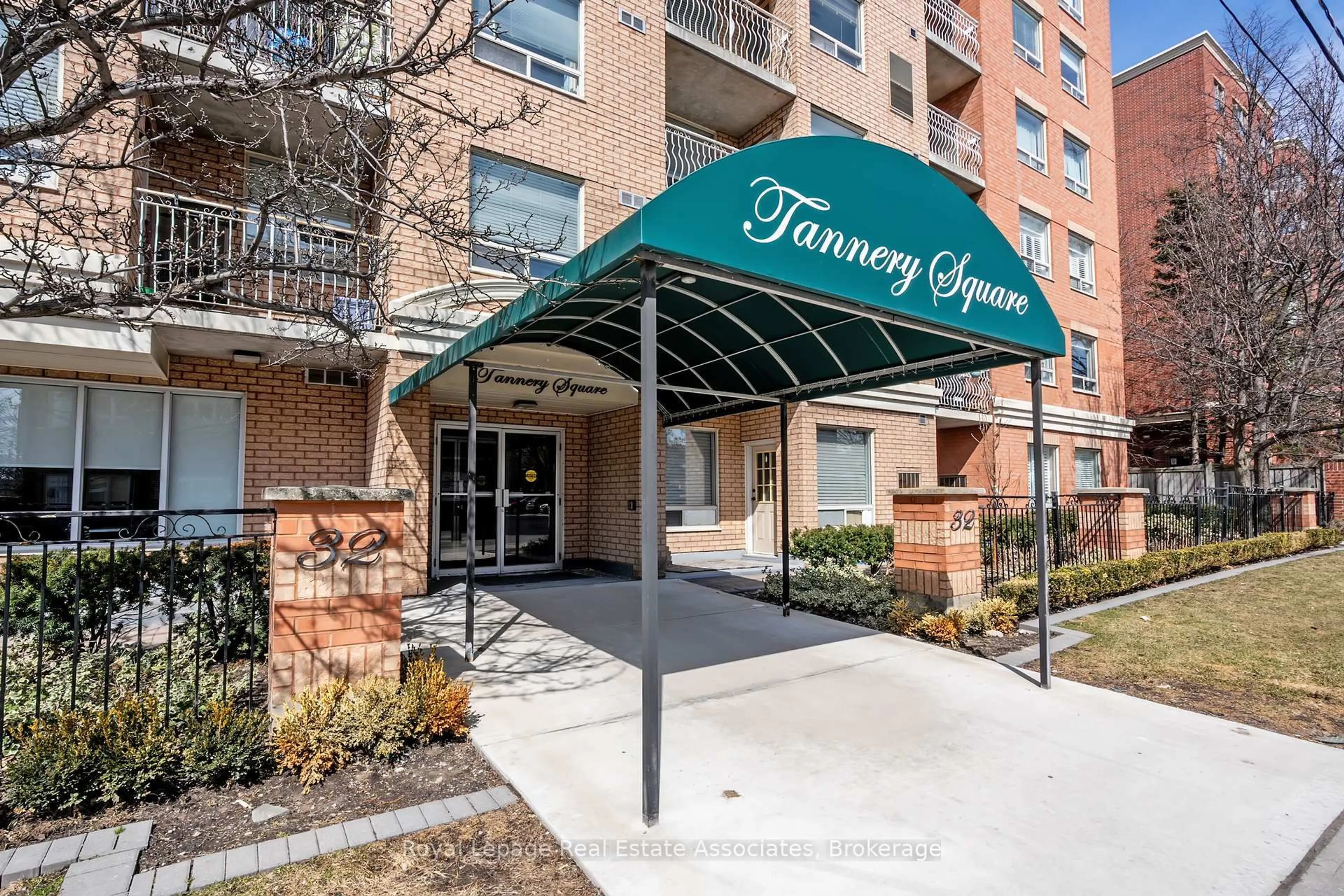 Indoor foyer for 32 Tannery St #308, Mississauga Ontario L5M 6T6