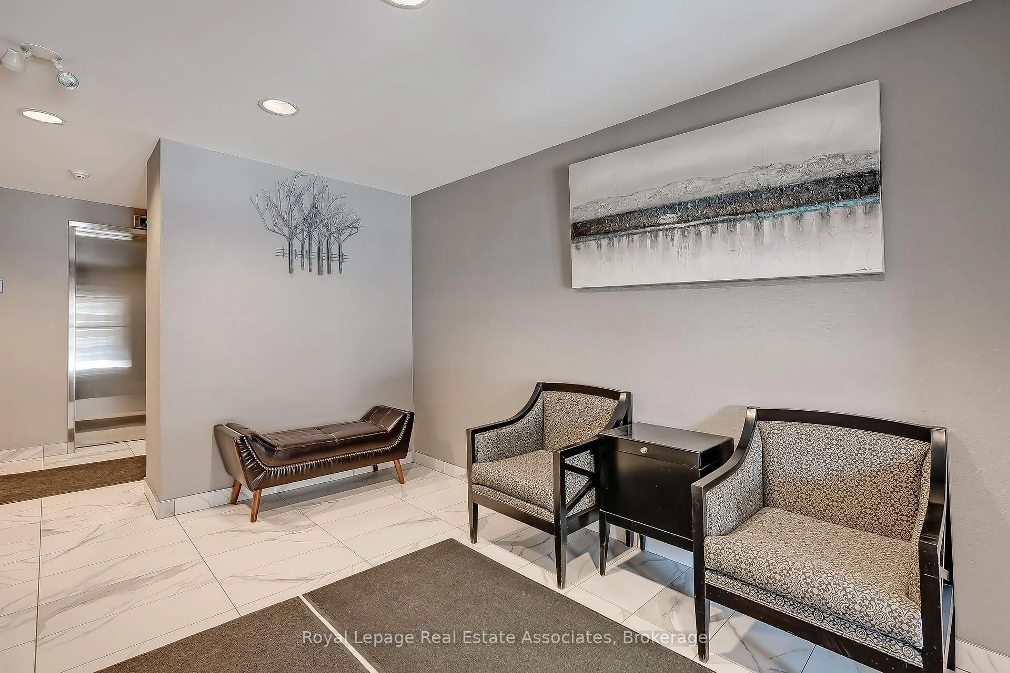 Indoor foyer for 32 Tannery St #308, Mississauga Ontario L5M 6T6