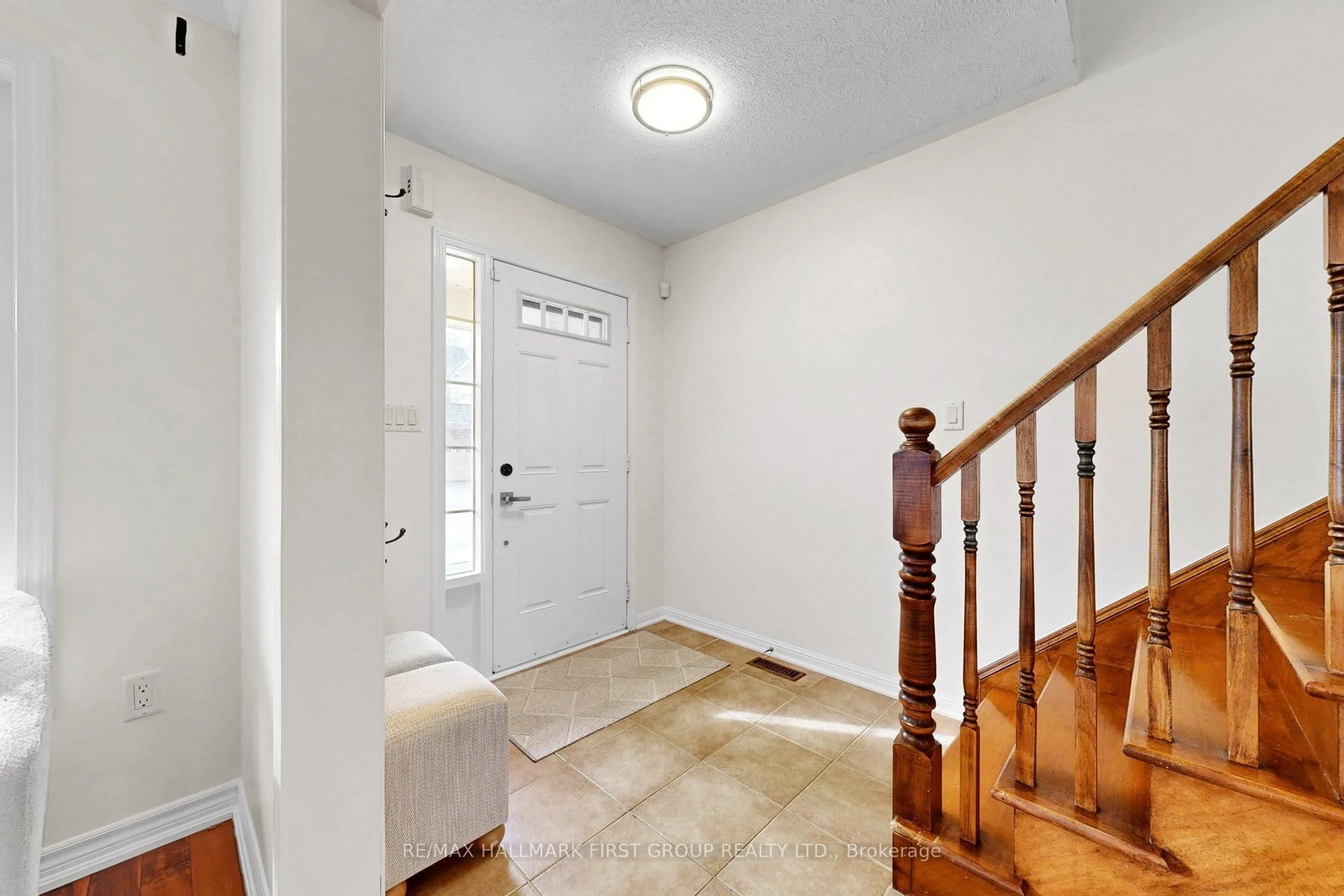 Indoor entryway for 929 Bessy Tr, Milton Ontario L9T 0H2
