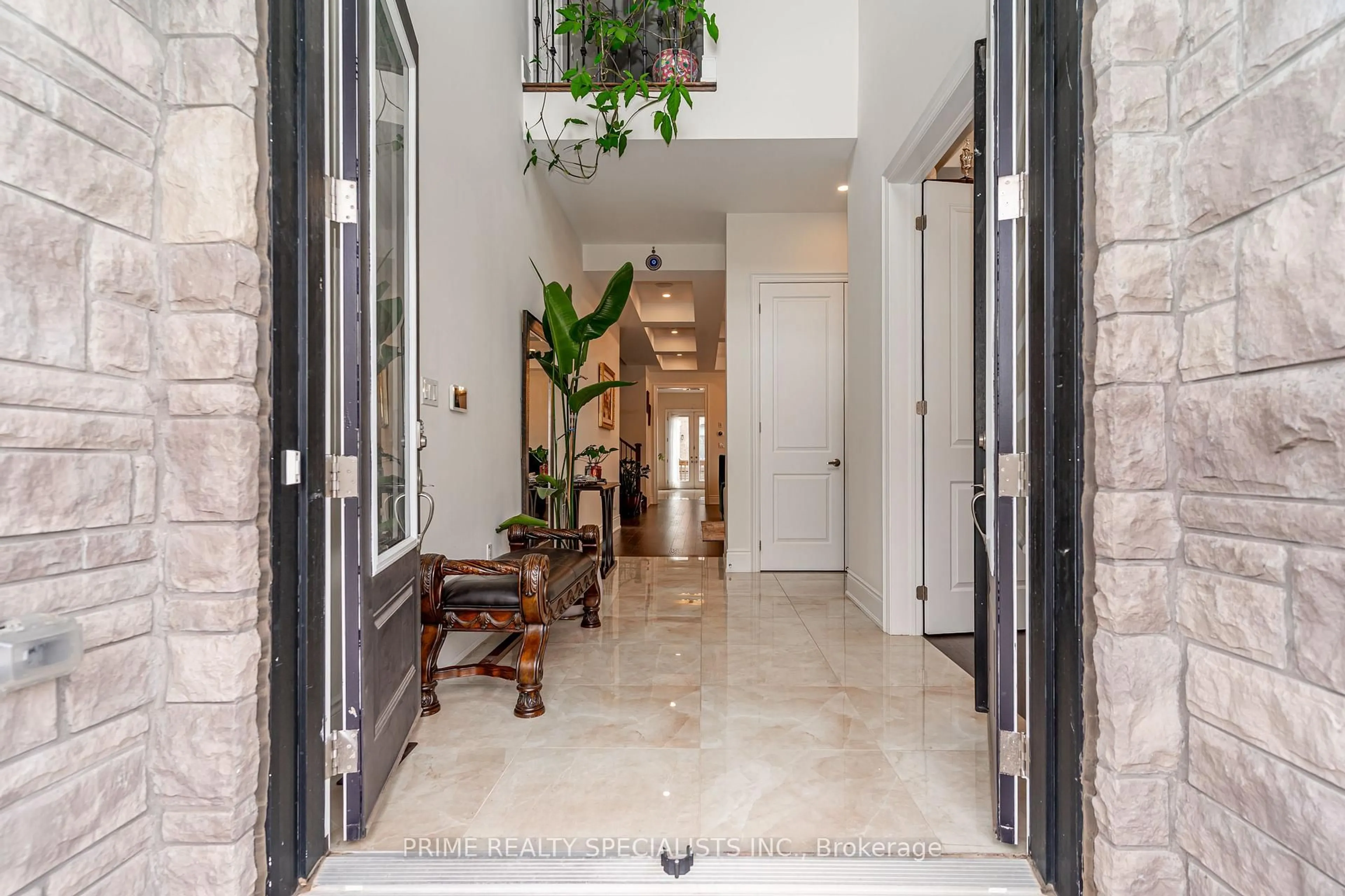 Indoor entryway for 21 MIDMORNING Rd, Brampton Ontario L6X 5P7