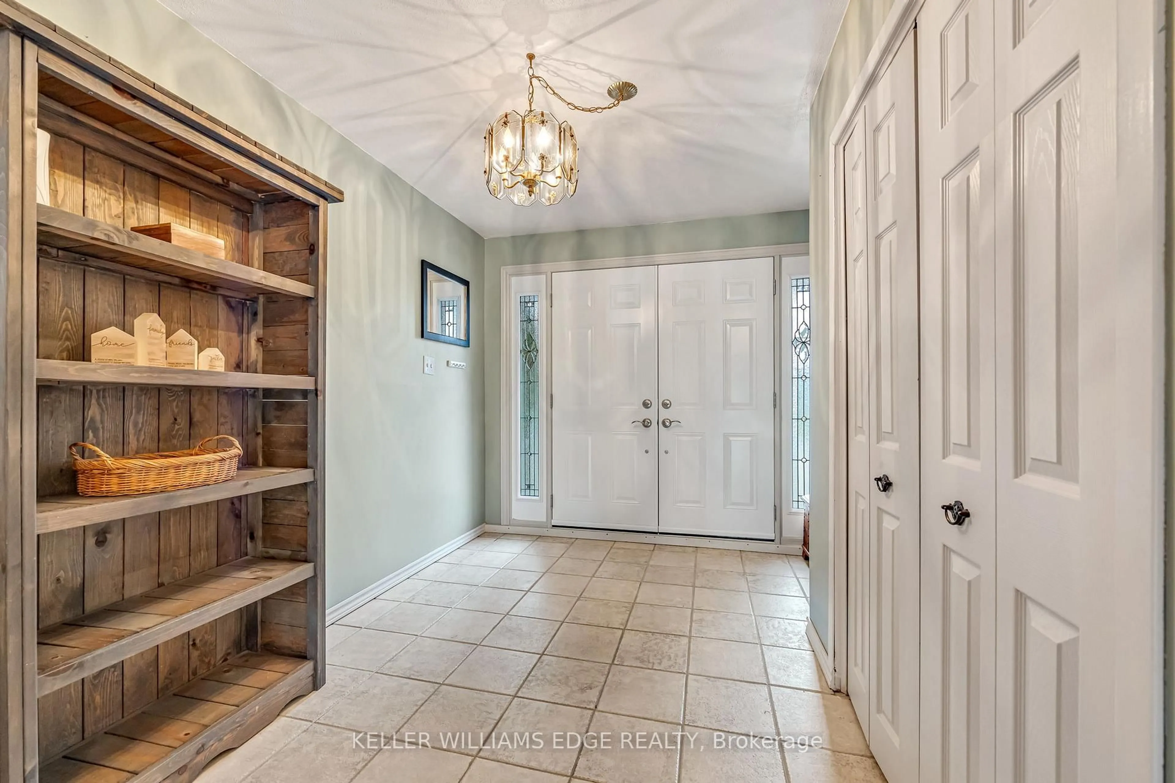 Indoor entryway for 5352 Salem Rd, Burlington Ontario L7L 3X3