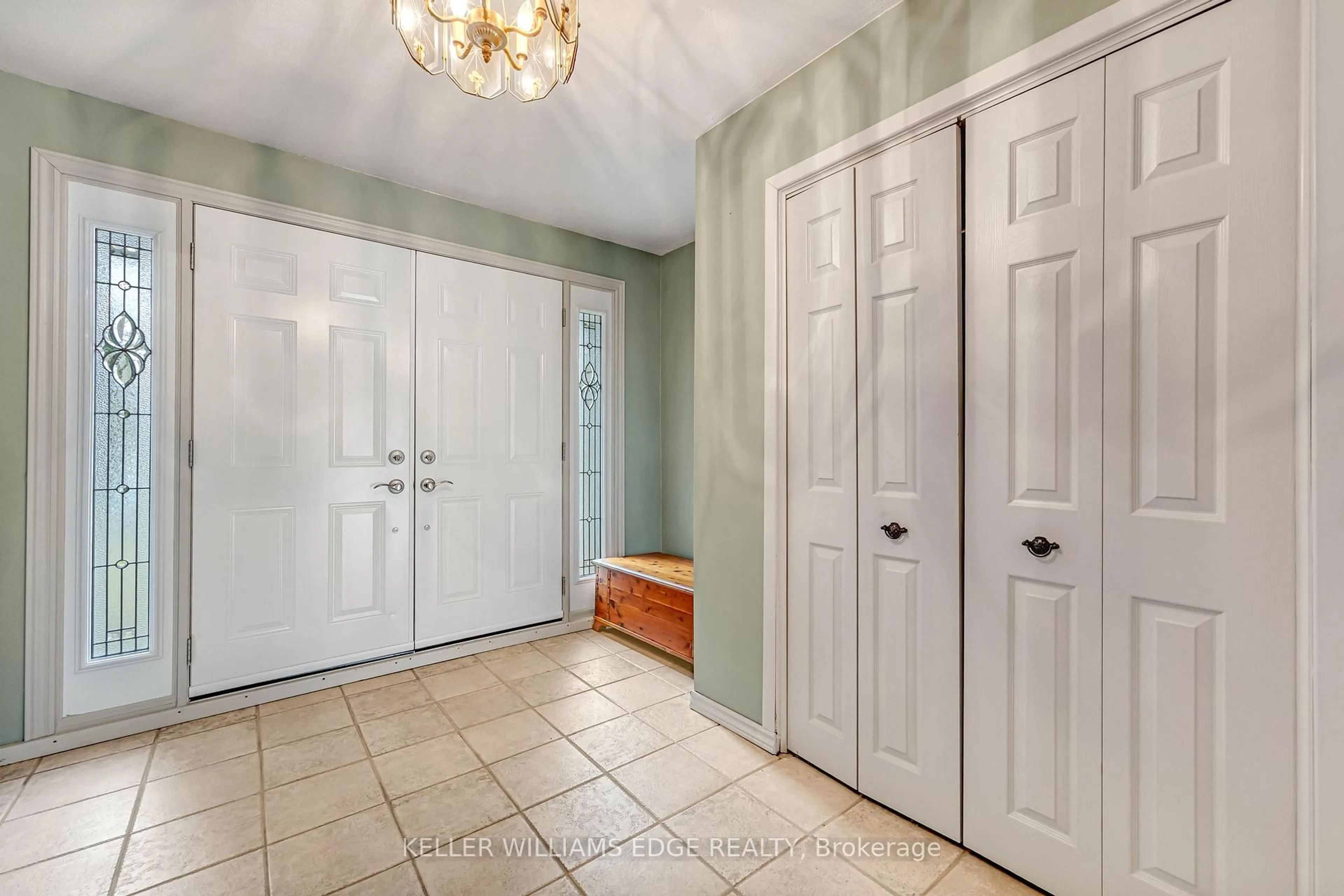 Indoor entryway for 5352 Salem Rd, Burlington Ontario L7L 3X3