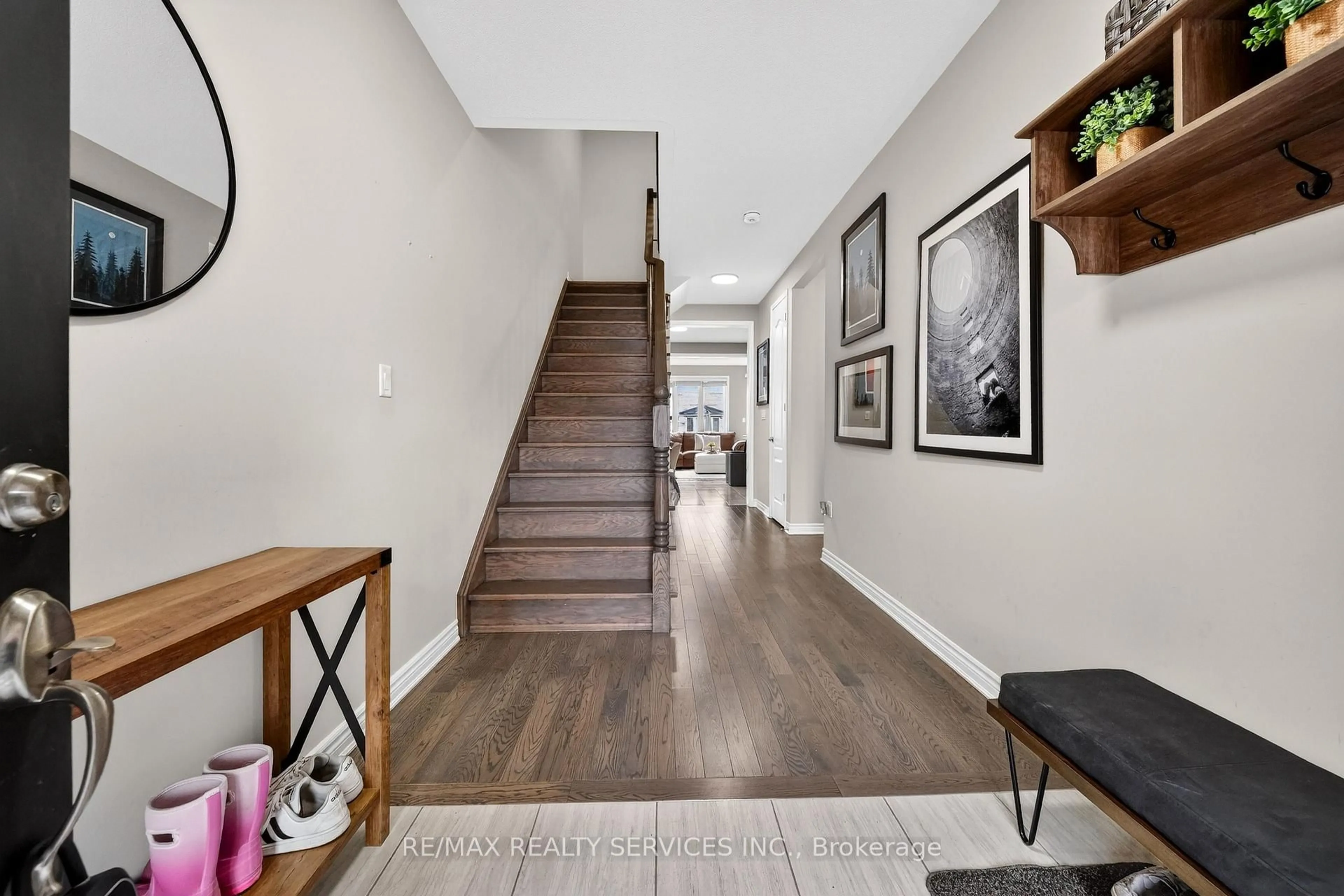 Indoor entryway for 76 Phyllis Dr, Caledon Ontario L7C 4E2