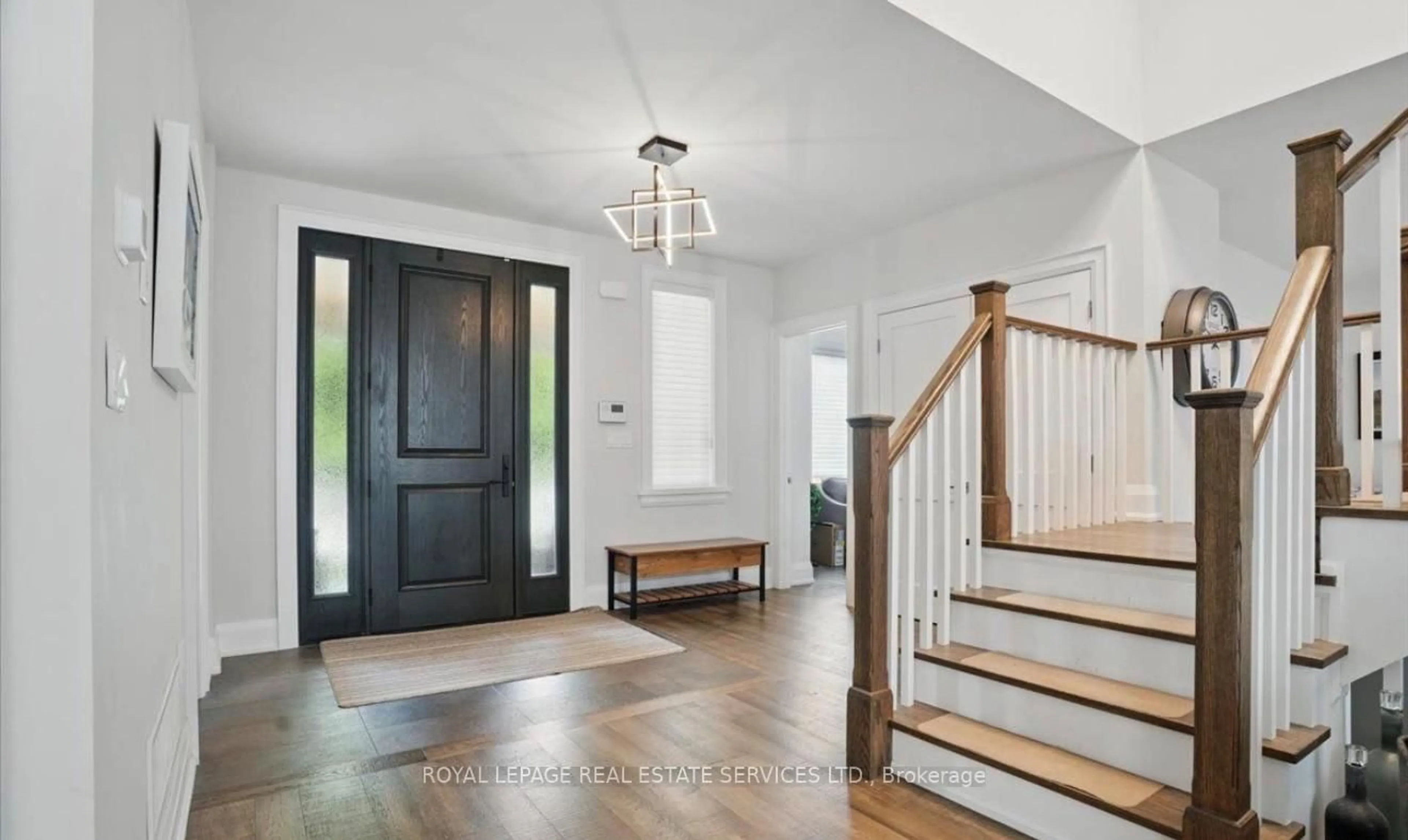 Indoor entryway for 2163 Deyncourt Dr, Burlington Ontario L7R 1W2