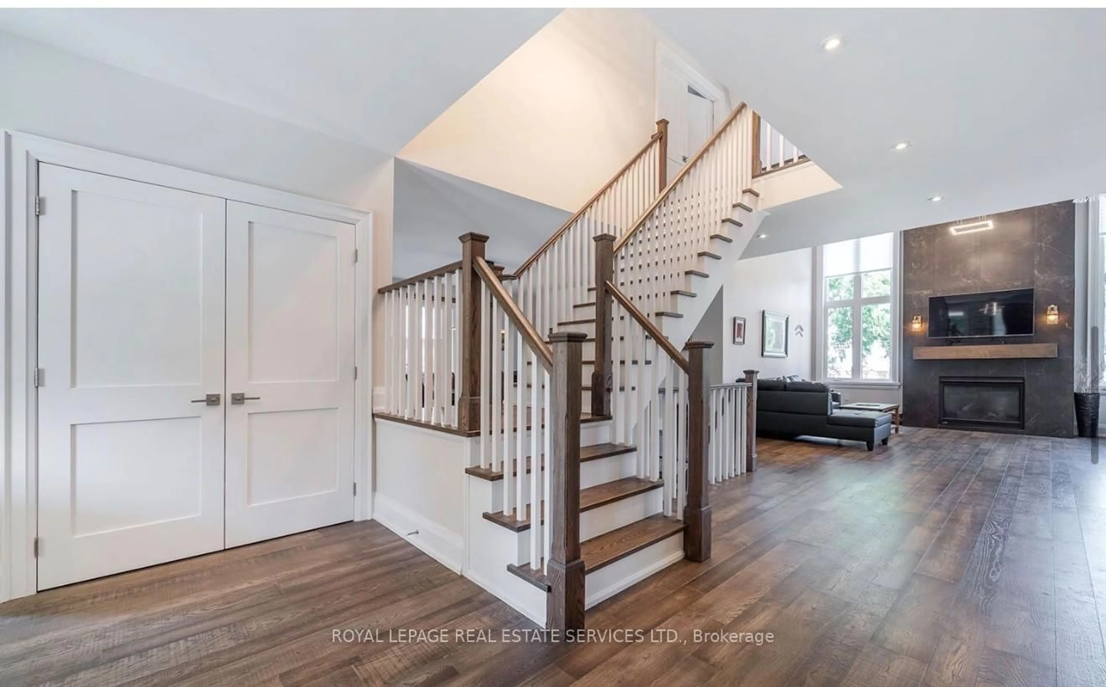 Stairs for 2163 Deyncourt Dr, Burlington Ontario L7R 1W2