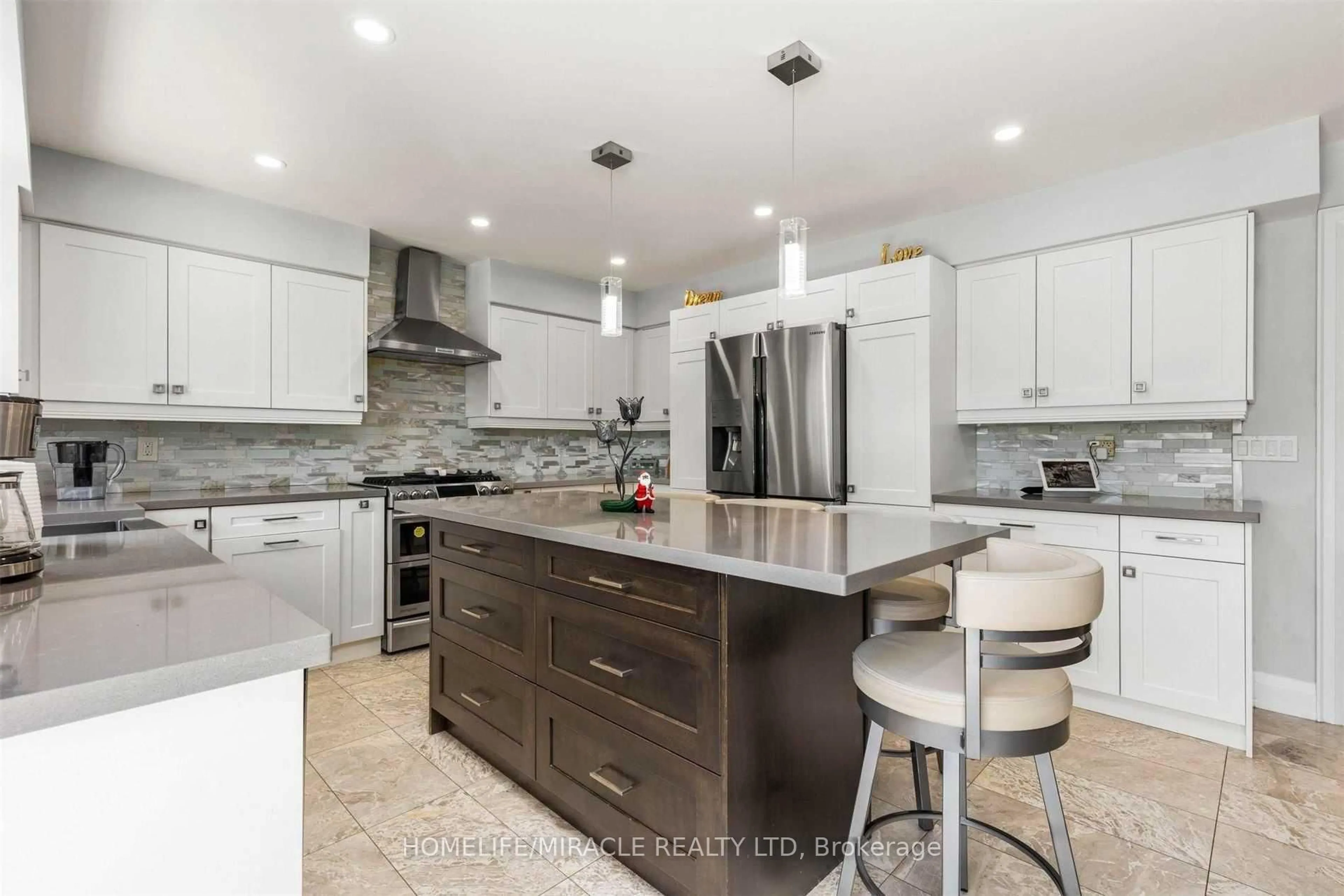 Contemporary kitchen, unknown for 3148 The College Way, Mississauga Ontario L5L 4Z6