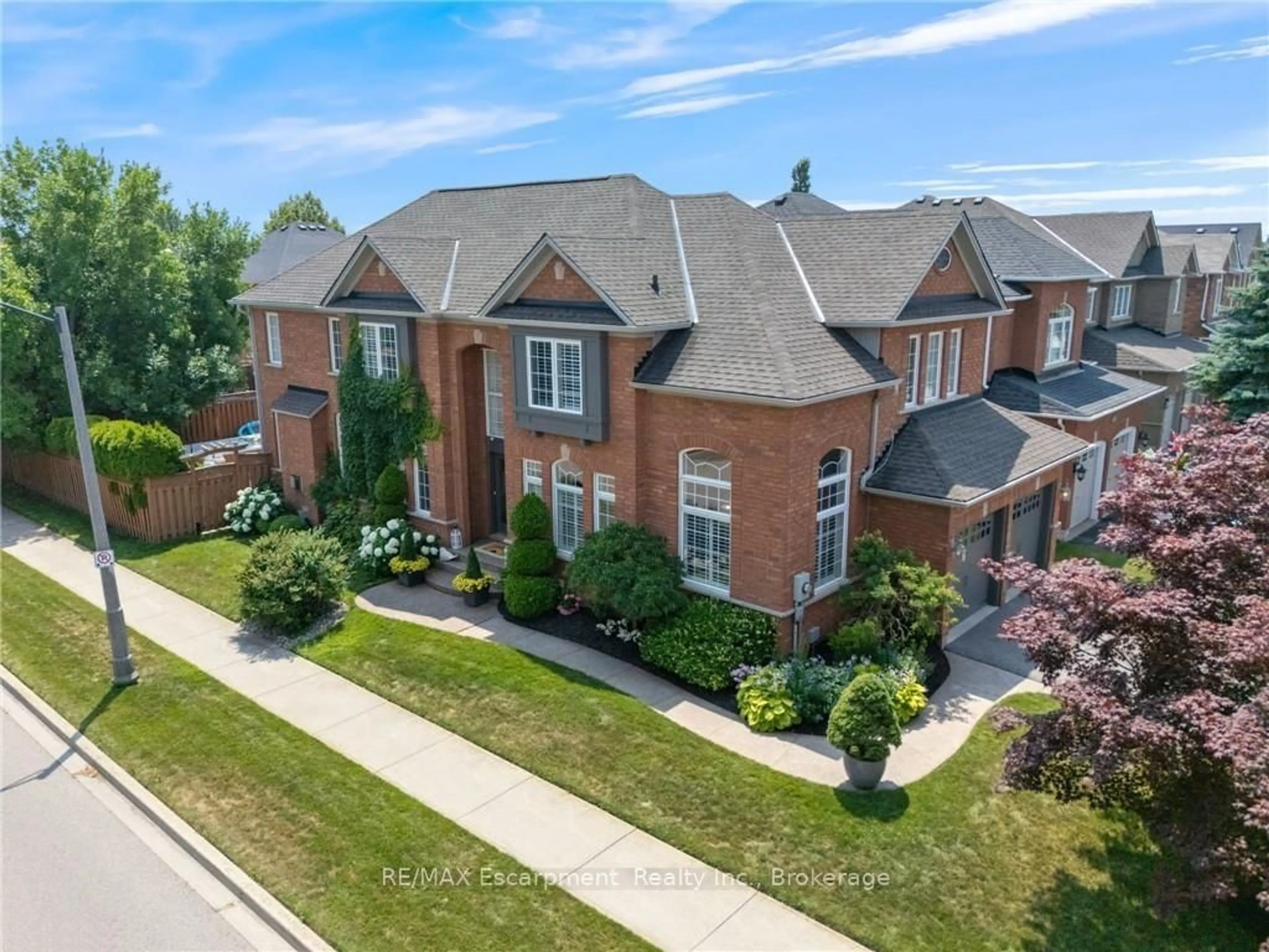 A pic from outside/outdoor area/front of a property/back of a property/a pic from drone, street for 2454 Longridge Cres, Oakville Ontario L6H 6N8
