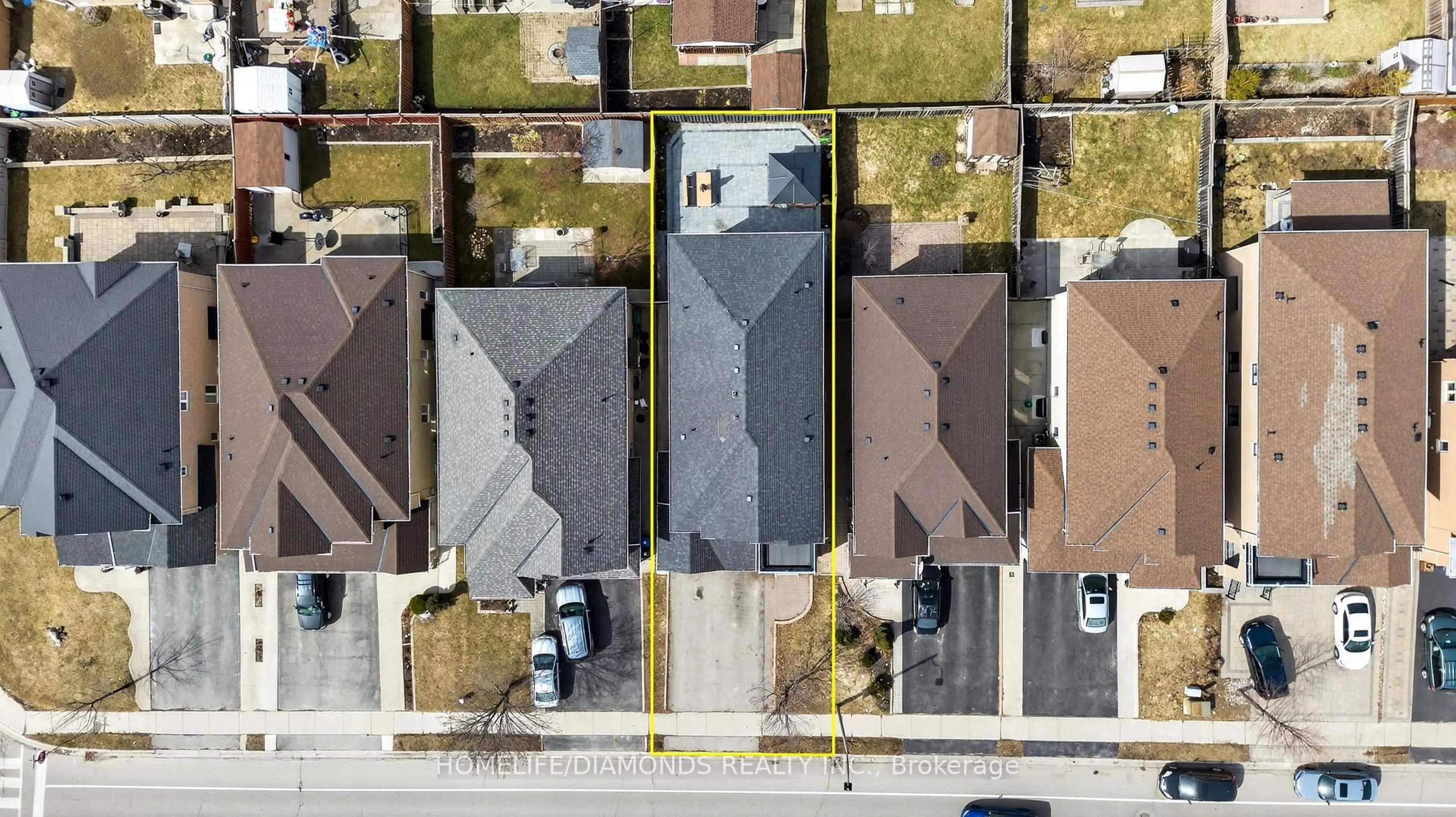 A pic from outside/outdoor area/front of a property/back of a property/a pic from drone, street for 62 DON MINAKER Dr, Brampton Ontario L6P 1R3