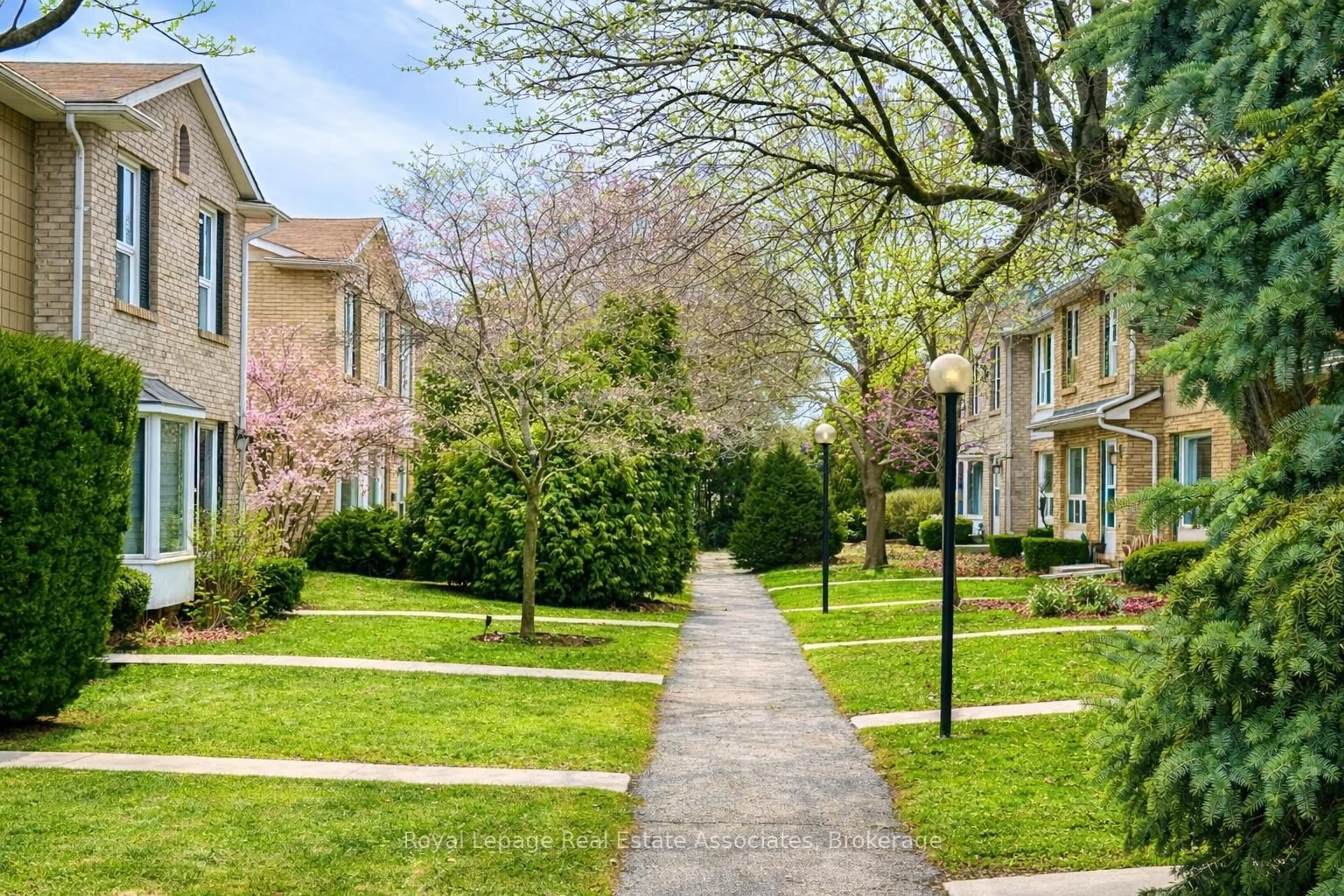 Patio, street for 5475 Lakeshore Rd #51, Burlington Ontario L7L 1E1