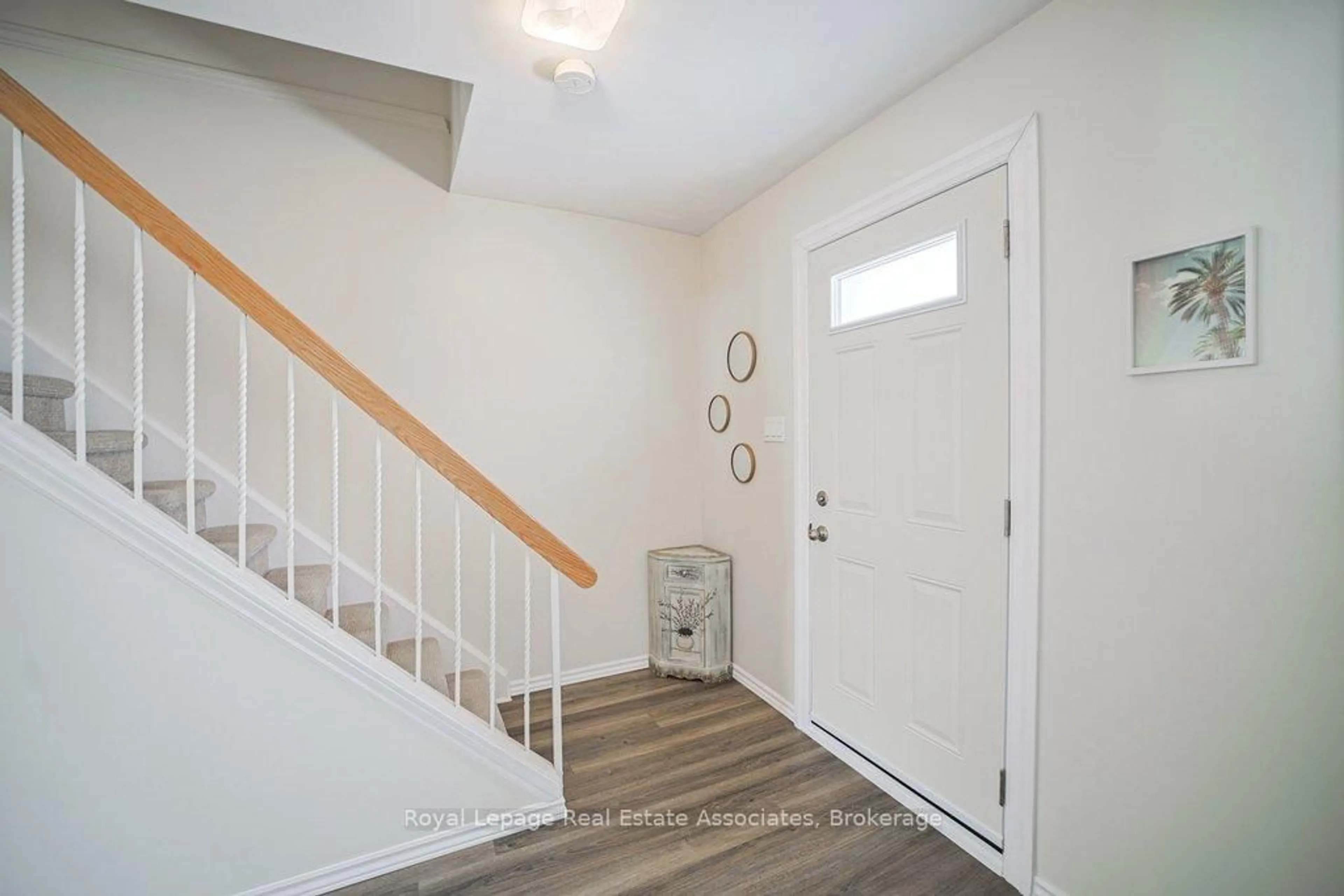 Indoor entryway for 5475 Lakeshore Rd #51, Burlington Ontario L7L 1E1