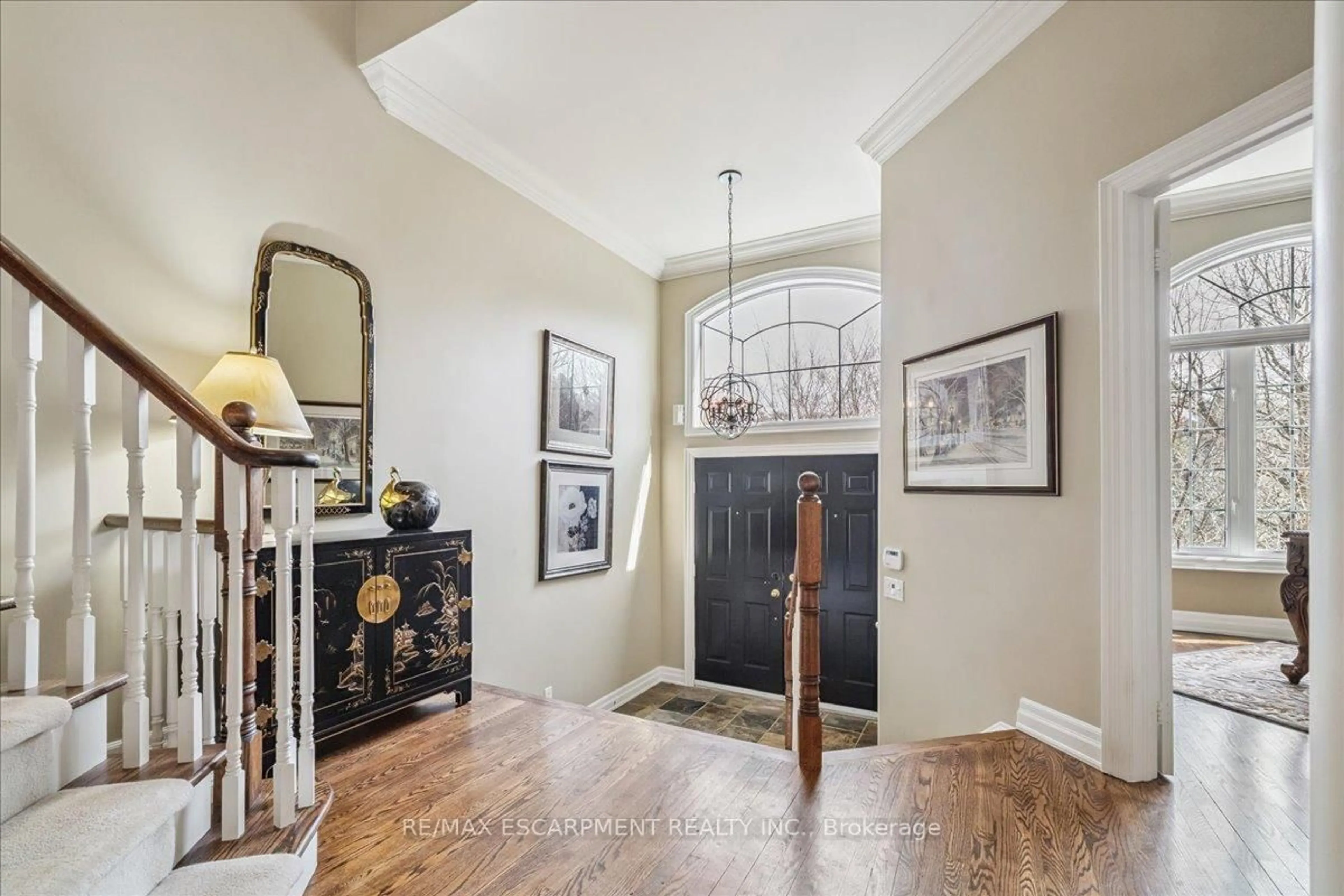 Indoor entryway for 2359 Woodfield Rd, Oakville Ontario L6H 6Y6