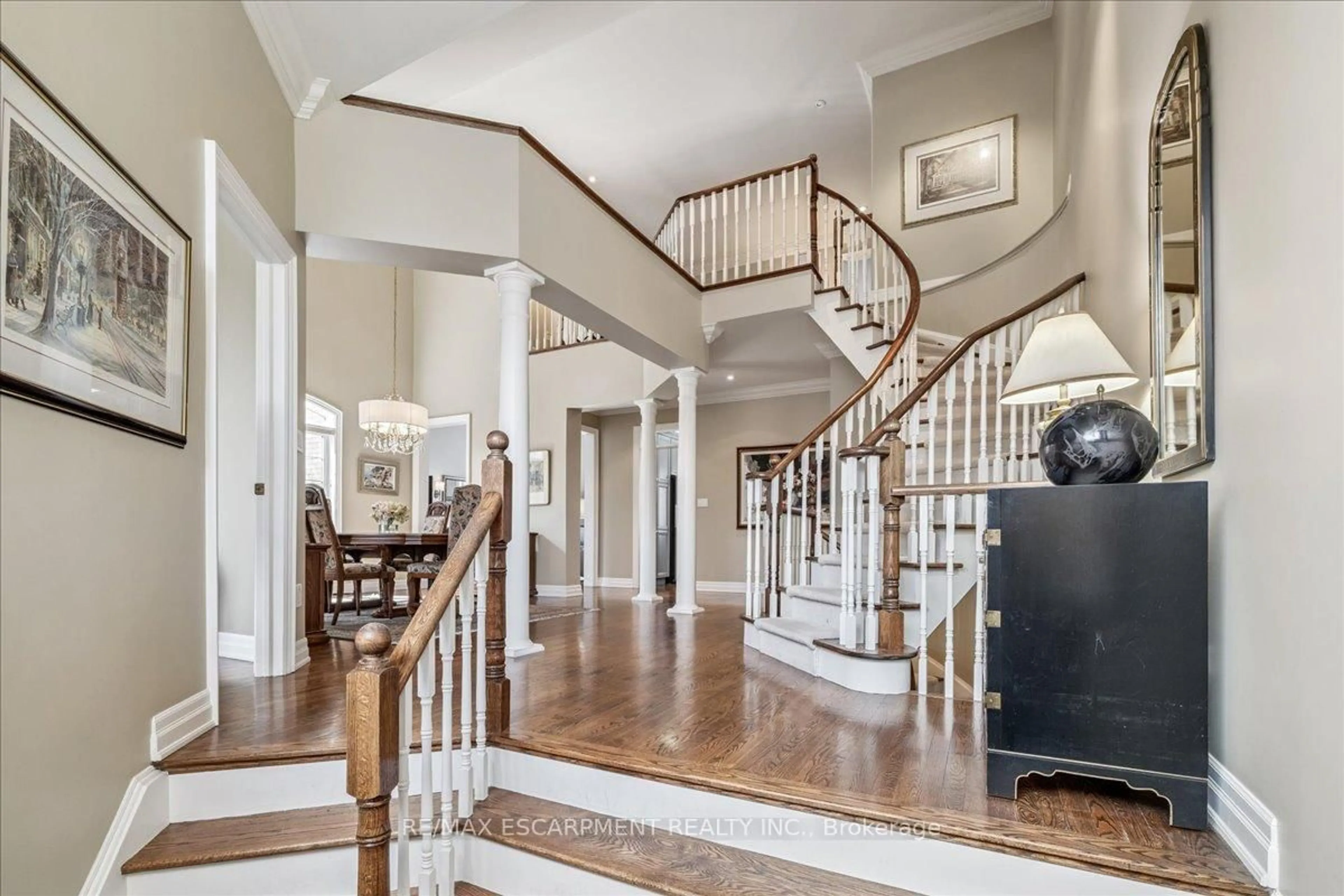 Indoor foyer for 2359 Woodfield Rd, Oakville Ontario L6H 6Y6