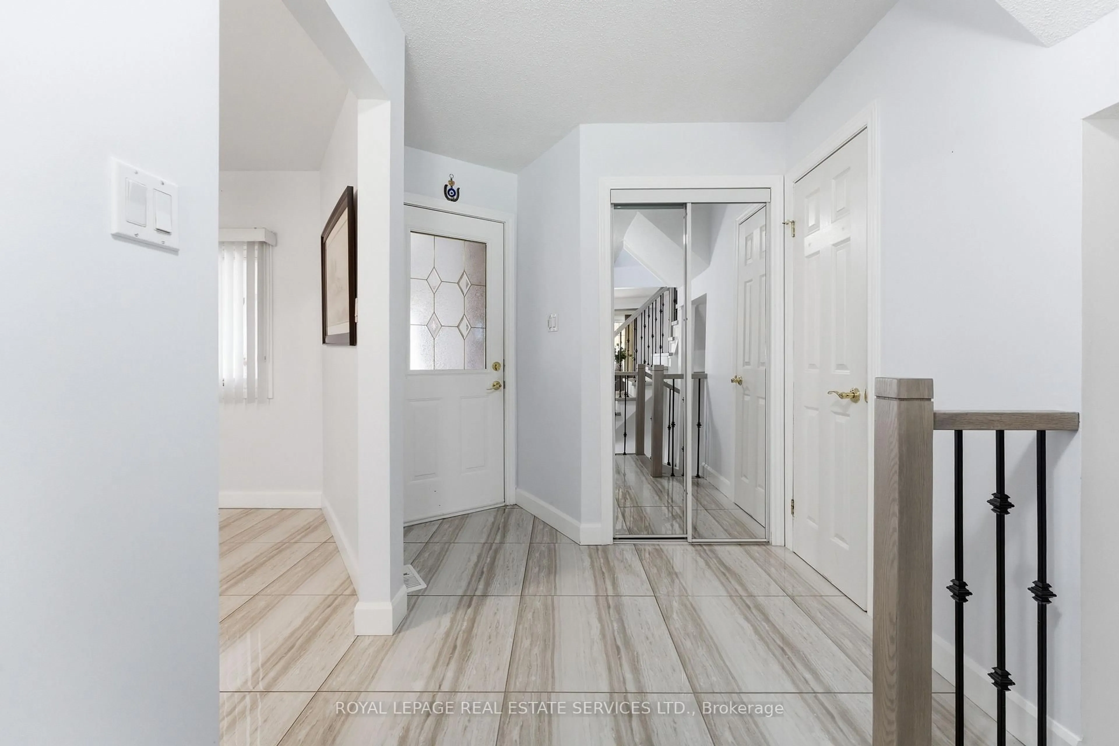 Indoor entryway for 7256 Corrine Cres, Mississauga Ontario L5N 5C1