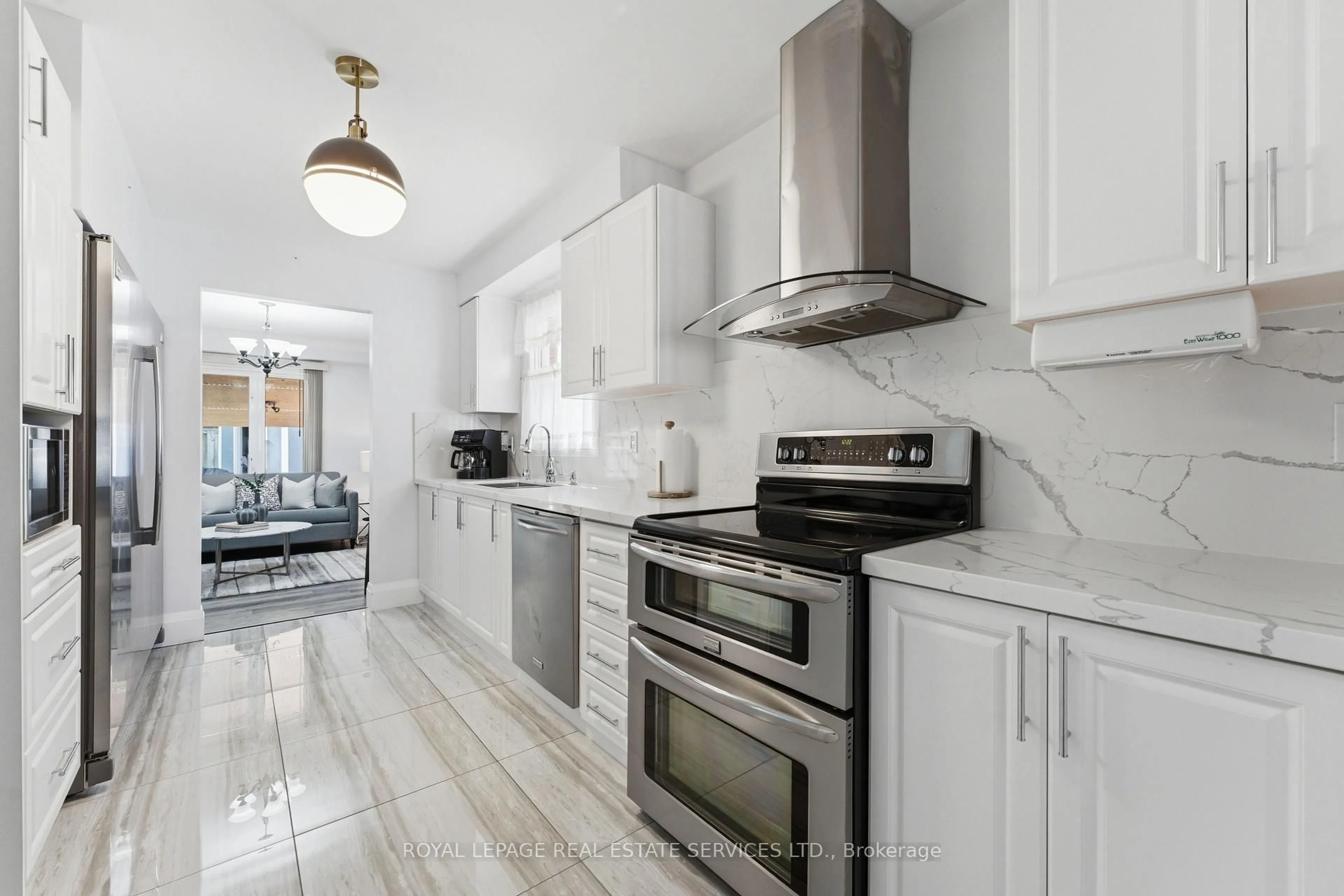 Open concept kitchen, ceramic/tile floor for 7256 Corrine Cres, Mississauga Ontario L5N 5C1