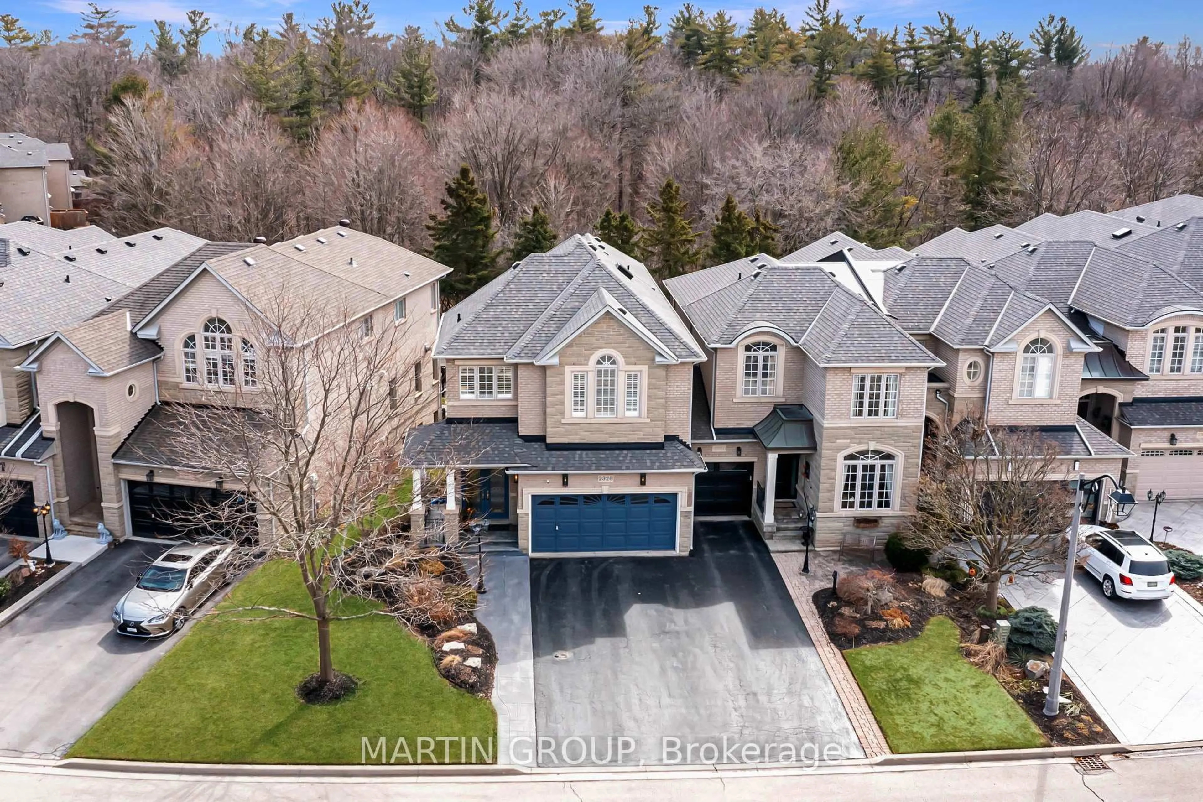 A pic from outside/outdoor area/front of a property/back of a property/a pic from drone, street for 2328 Woodfield Rd, Oakville Ontario L6H 6Y6