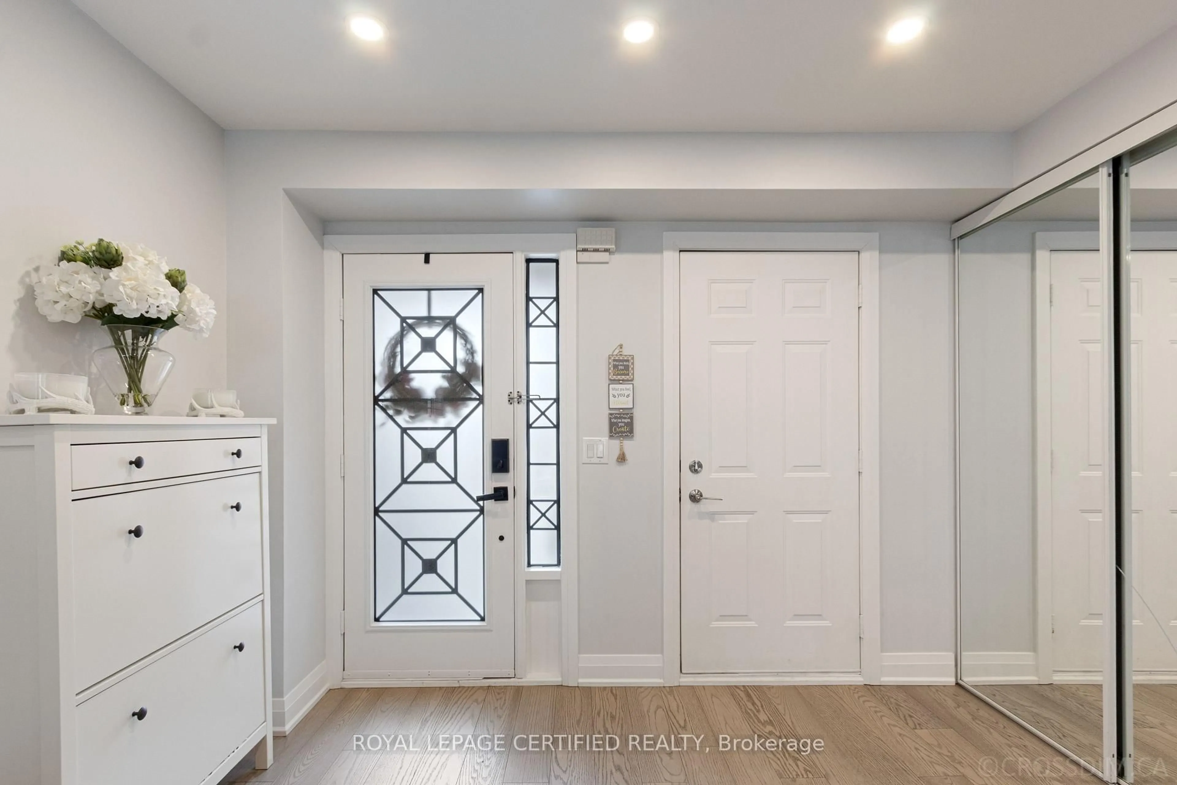 Indoor entryway for 3814 Ridgepoint Way, Mississauga Ontario L5N 7T7