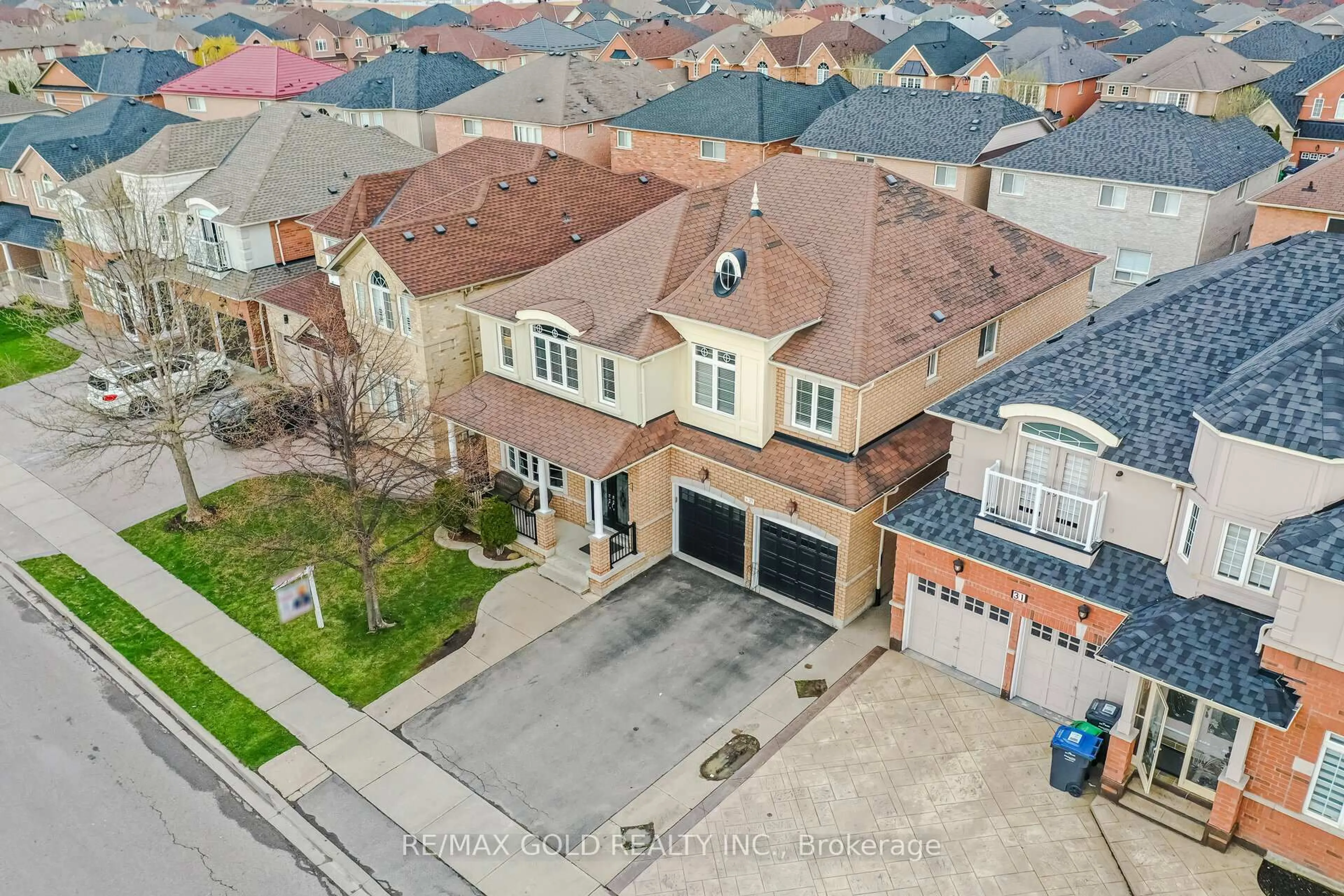 A pic from outside/outdoor area/front of a property/back of a property/a pic from drone, street for 29 Ocean Ridge Dr, Brampton Ontario L6R 3K5