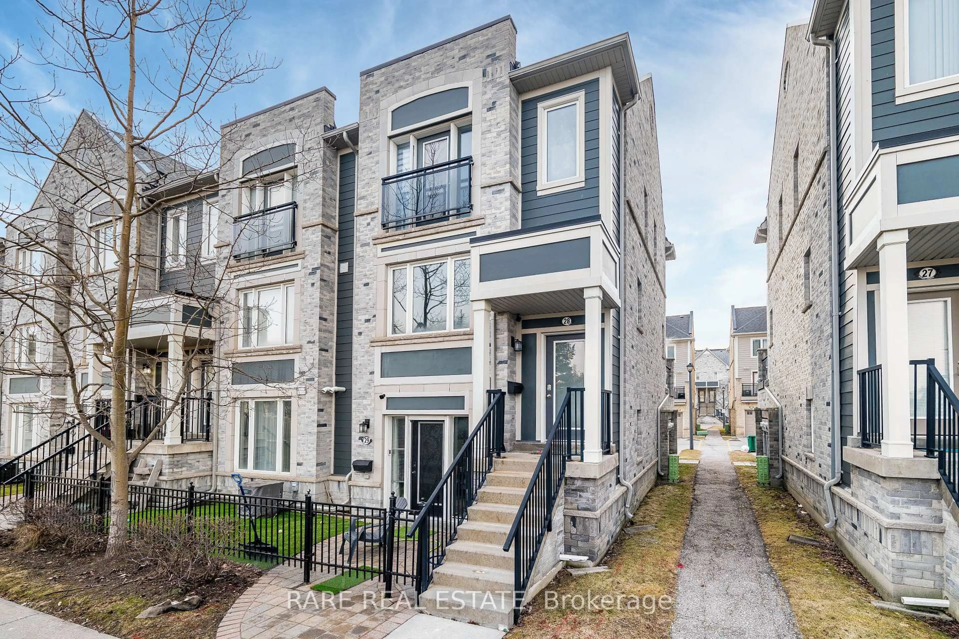 Home with brick exterior material, street for 60 Fairwood Circ #28, Brampton Ontario L6R 0Y6