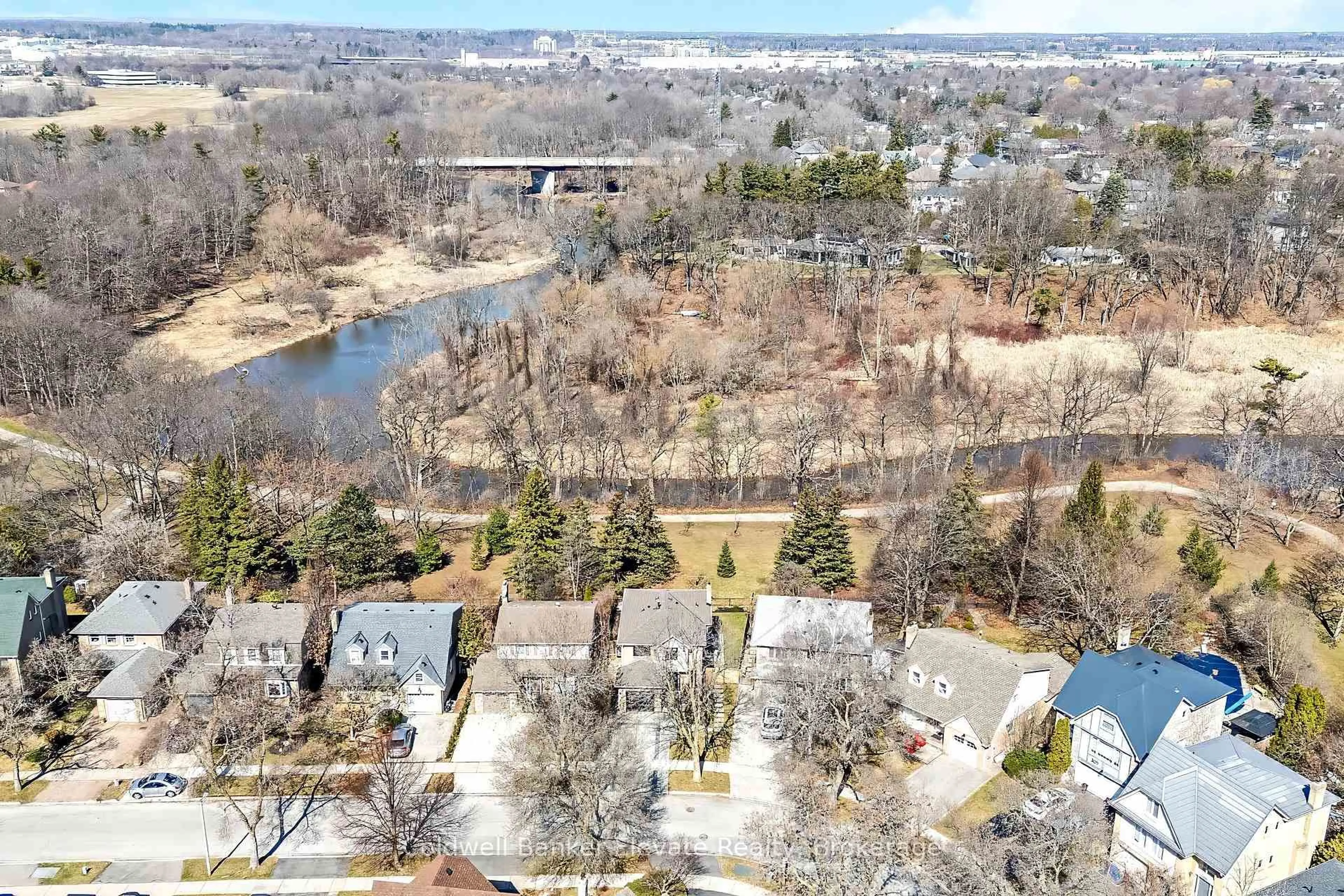 A pic from outside/outdoor area/front of a property/back of a property/a pic from drone, water/lake/river/ocean view for 3017 Silverthorn Dr, Oakville Ontario L6L 5N4